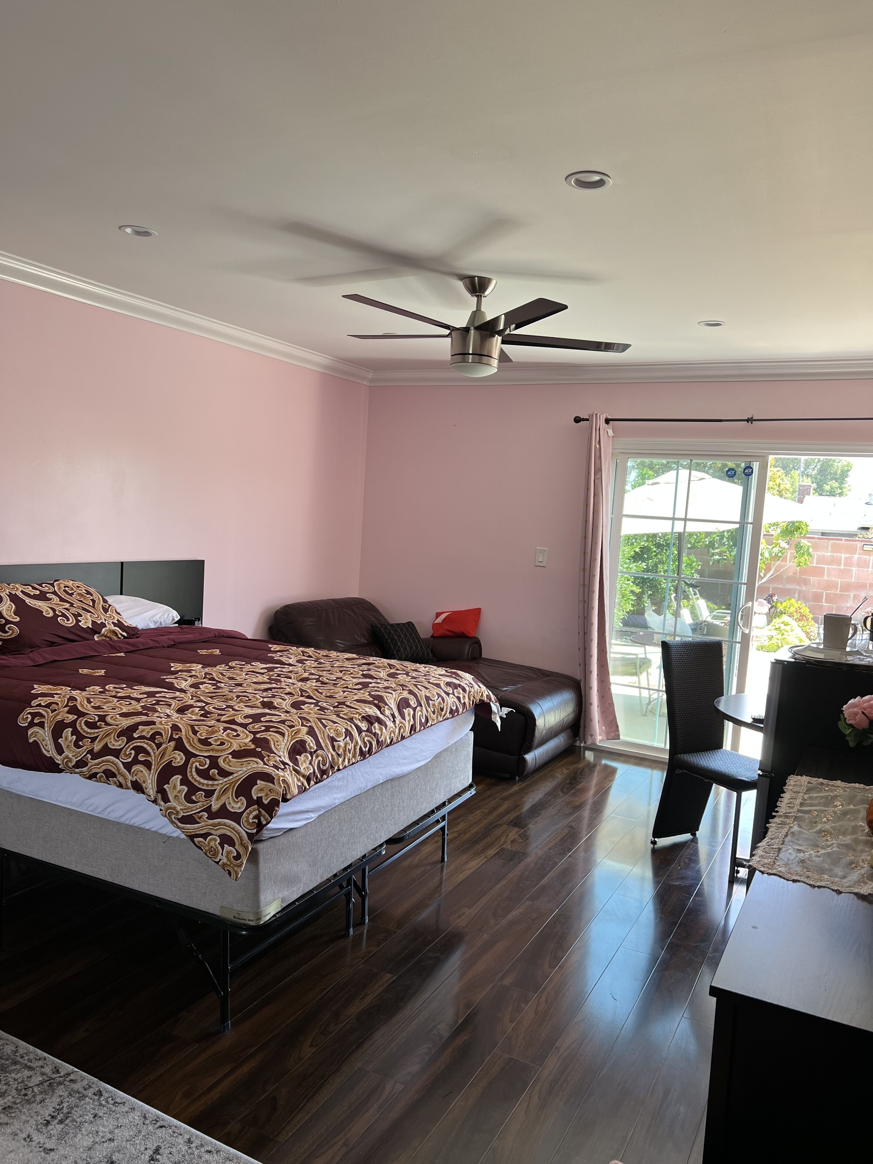 Just the two of us- Romantic pool view and private entry Sleeps 2 Near CSUN