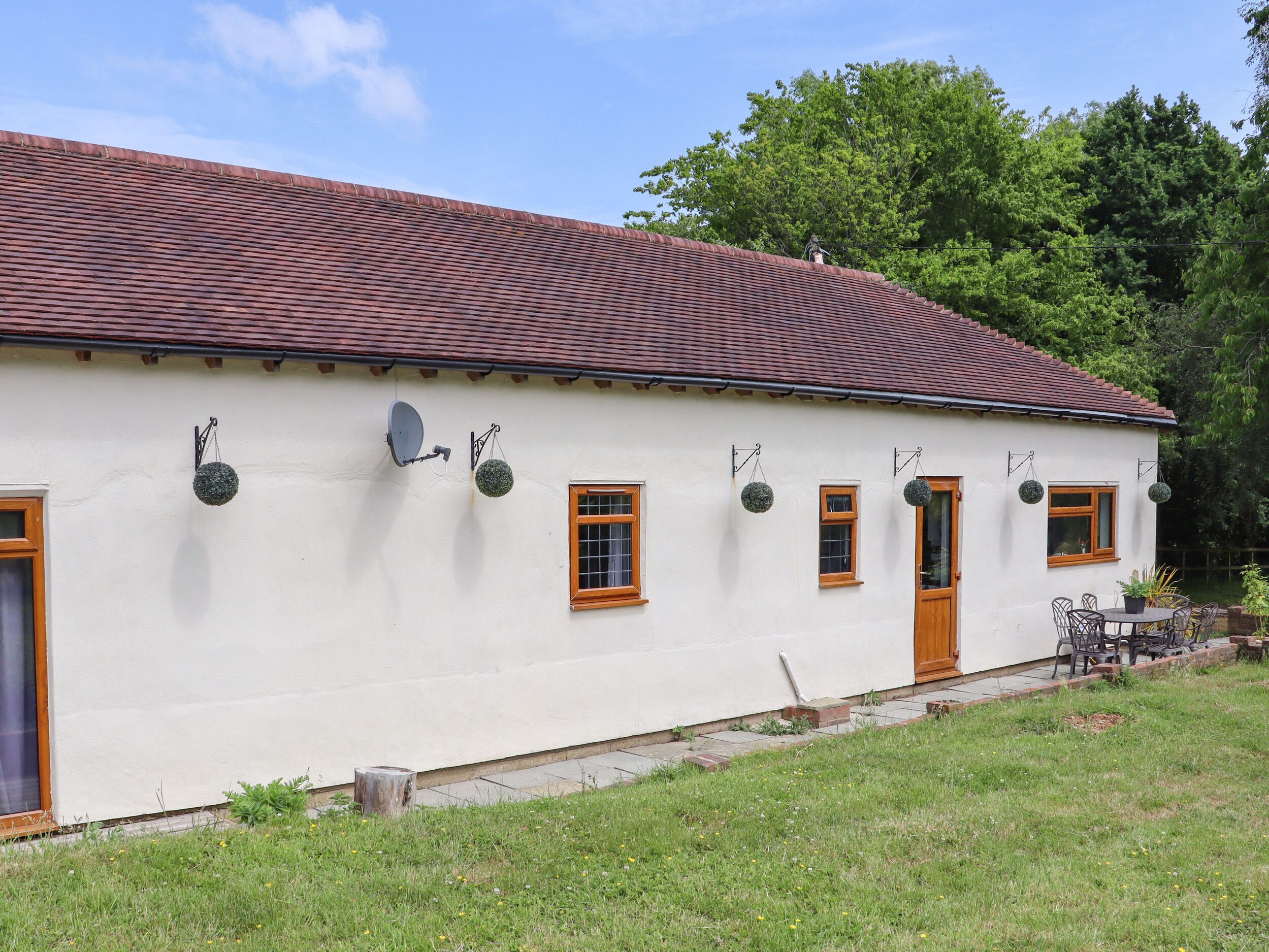 THE LODGE, pet friendly, character holiday cottage in Broad Oak