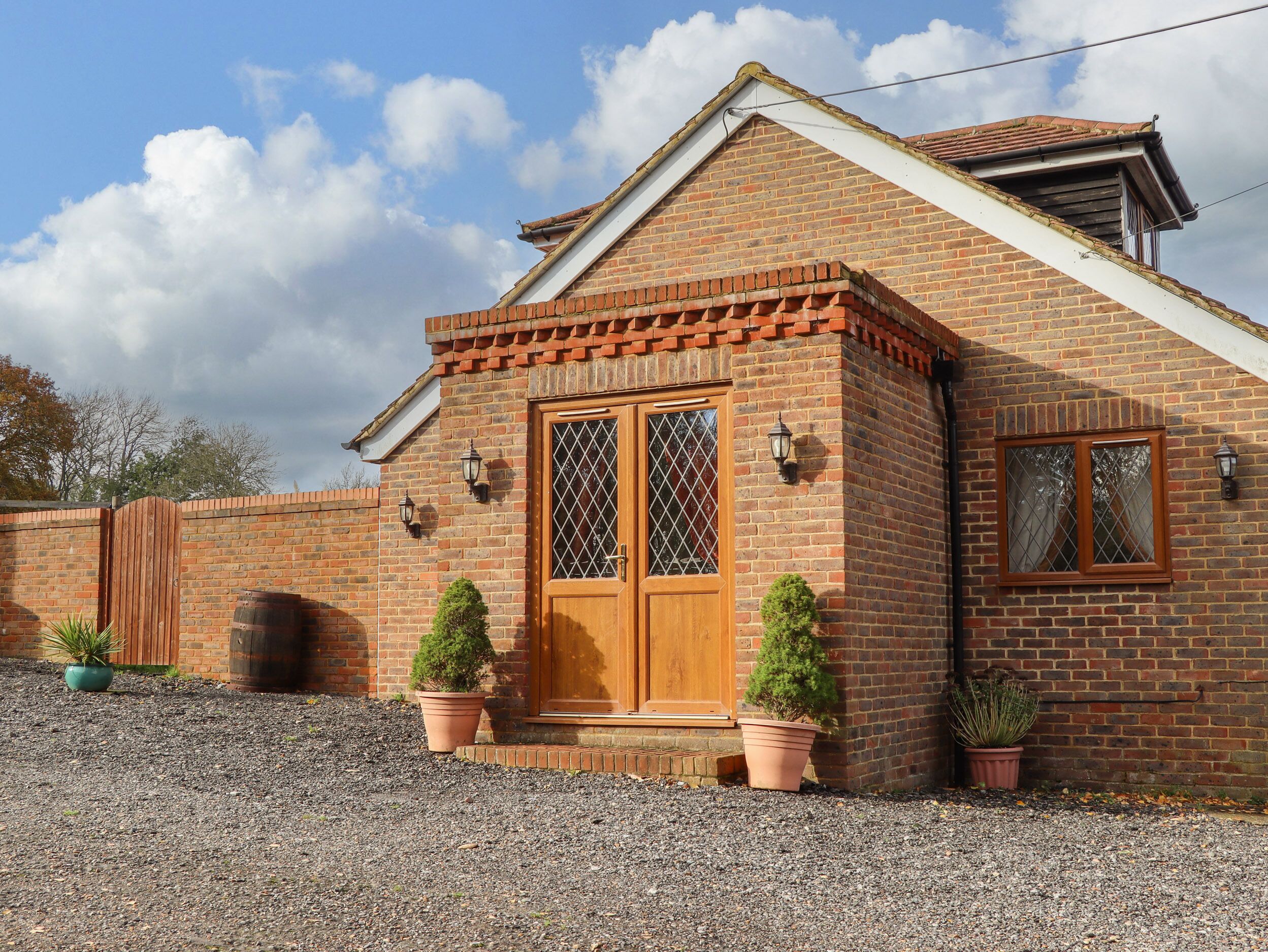 THE LITTLE LODGE, pet friendly, with a garden in Broad Oak