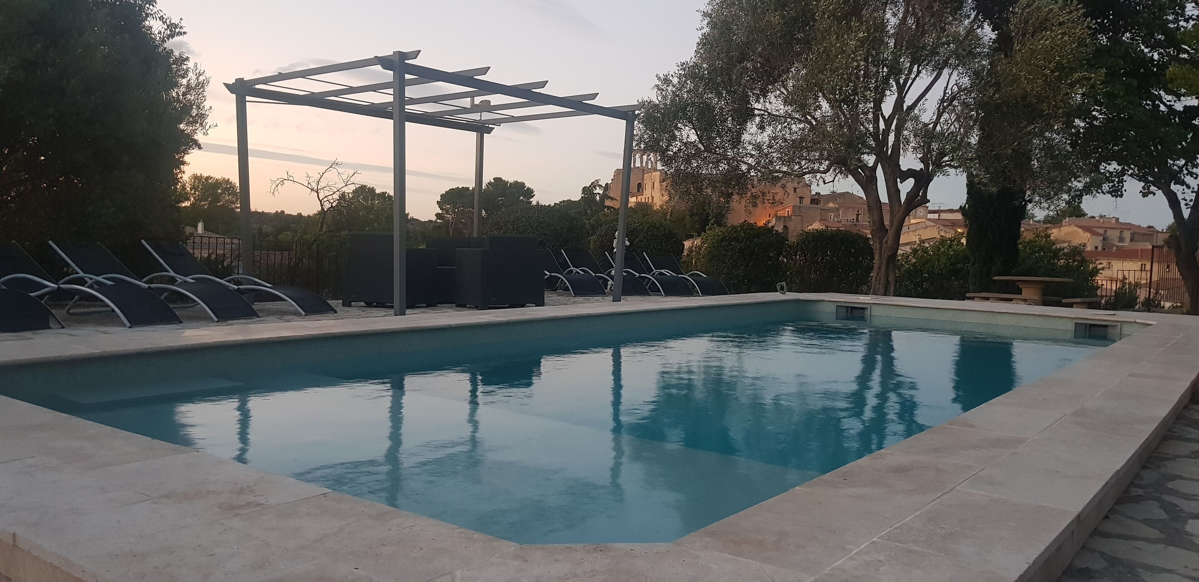 APARTMENT WITH QUIET POOL IN PRIVATE PROPERTY