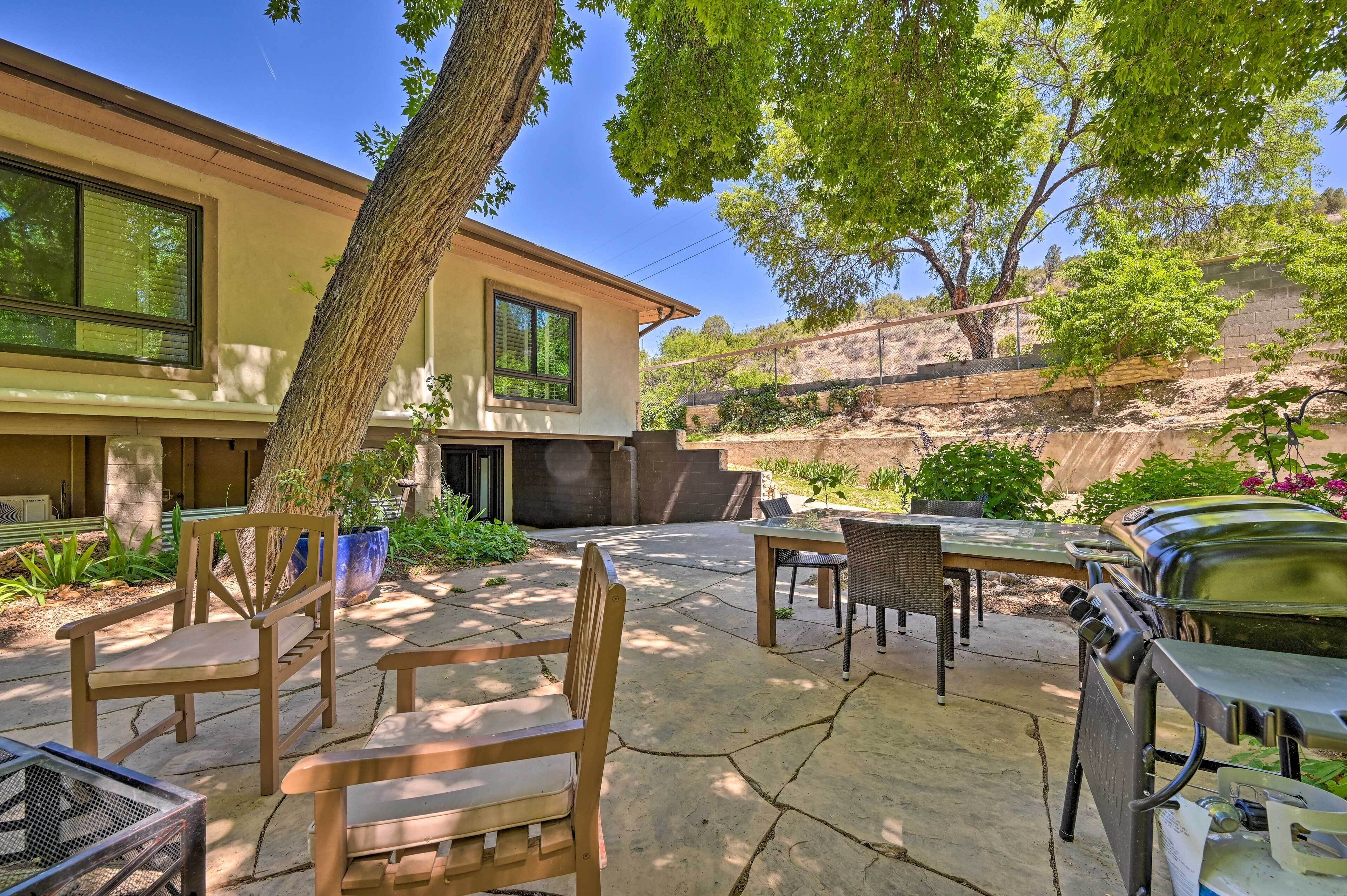 Sun-Dappled Apt on Oak Creek w/ Patio & Grill