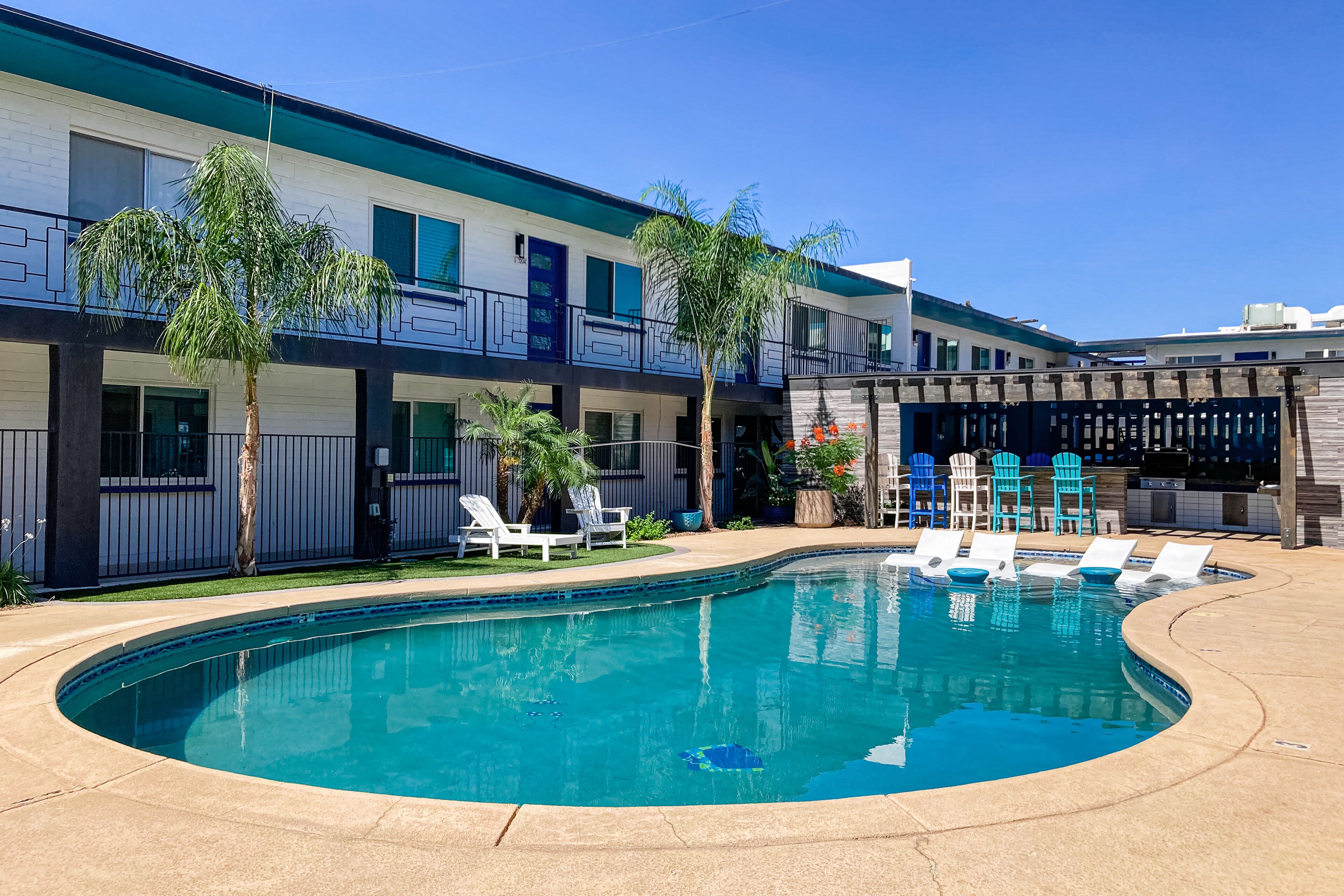 Sleek condo with on-site pool & grilling area - wifi, w/d, central ac - dogs ok