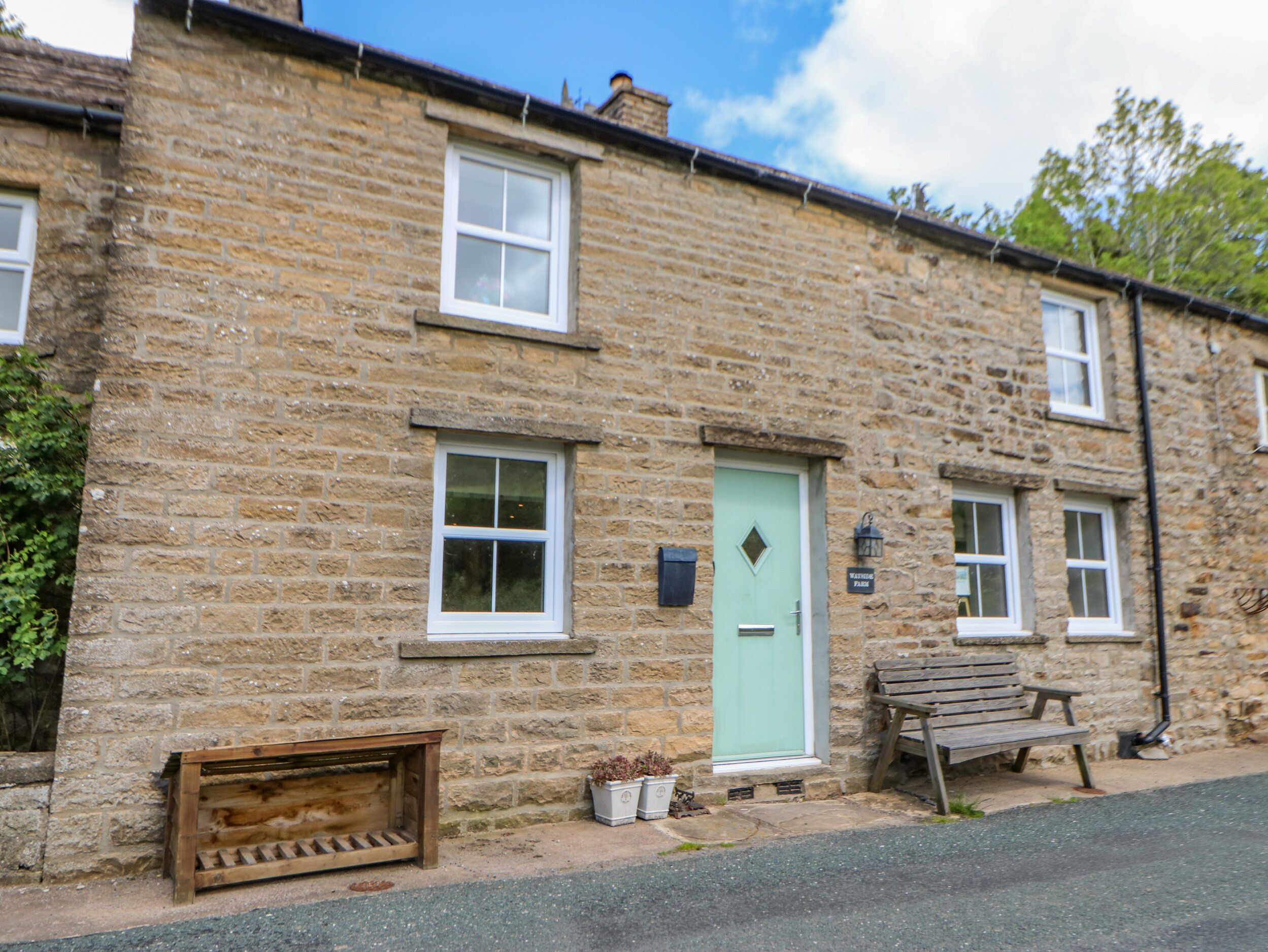 WAYSIDE FARM, pet friendly, character holiday cottage in Muker