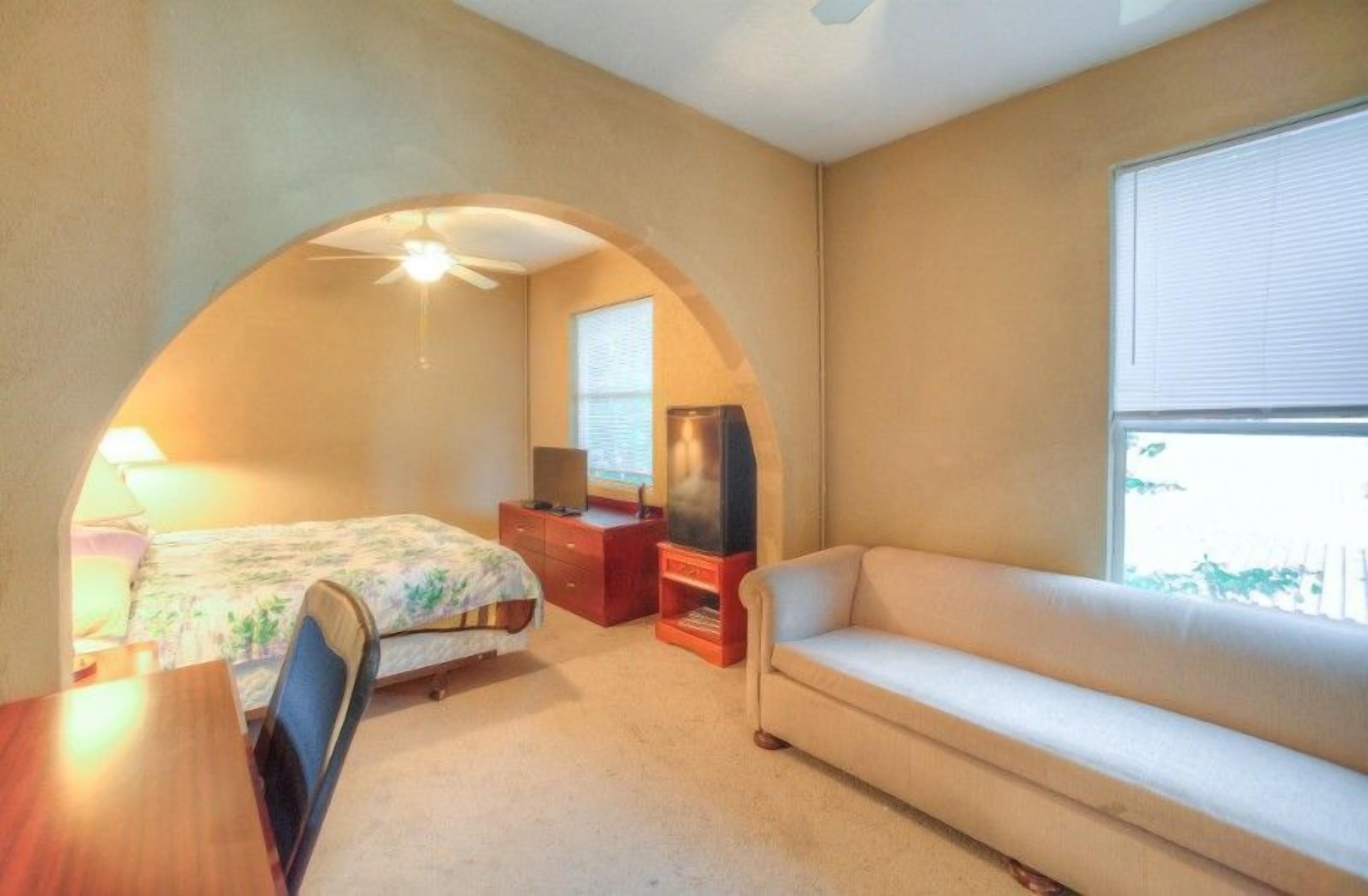 8 Bedroom Condo 275913 by Houzlet