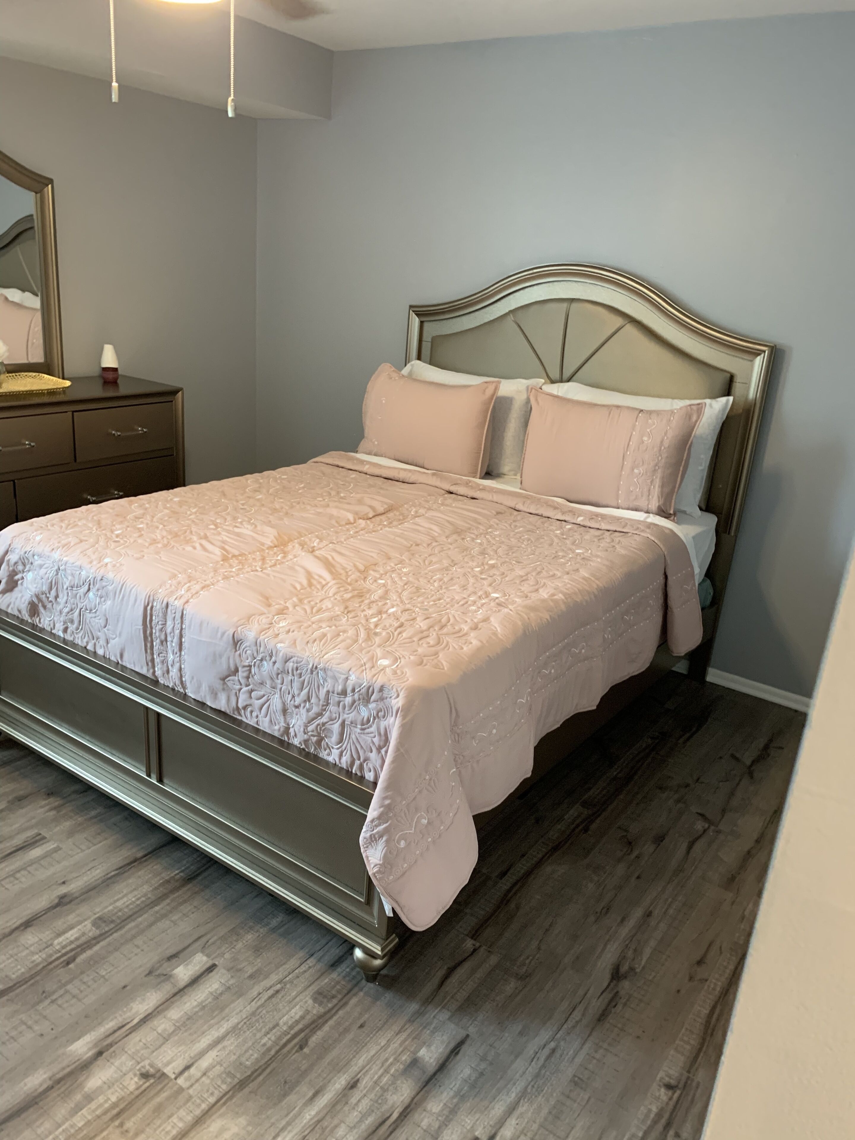 Beutifull furniture condo less than a mile from king of Prussia mall