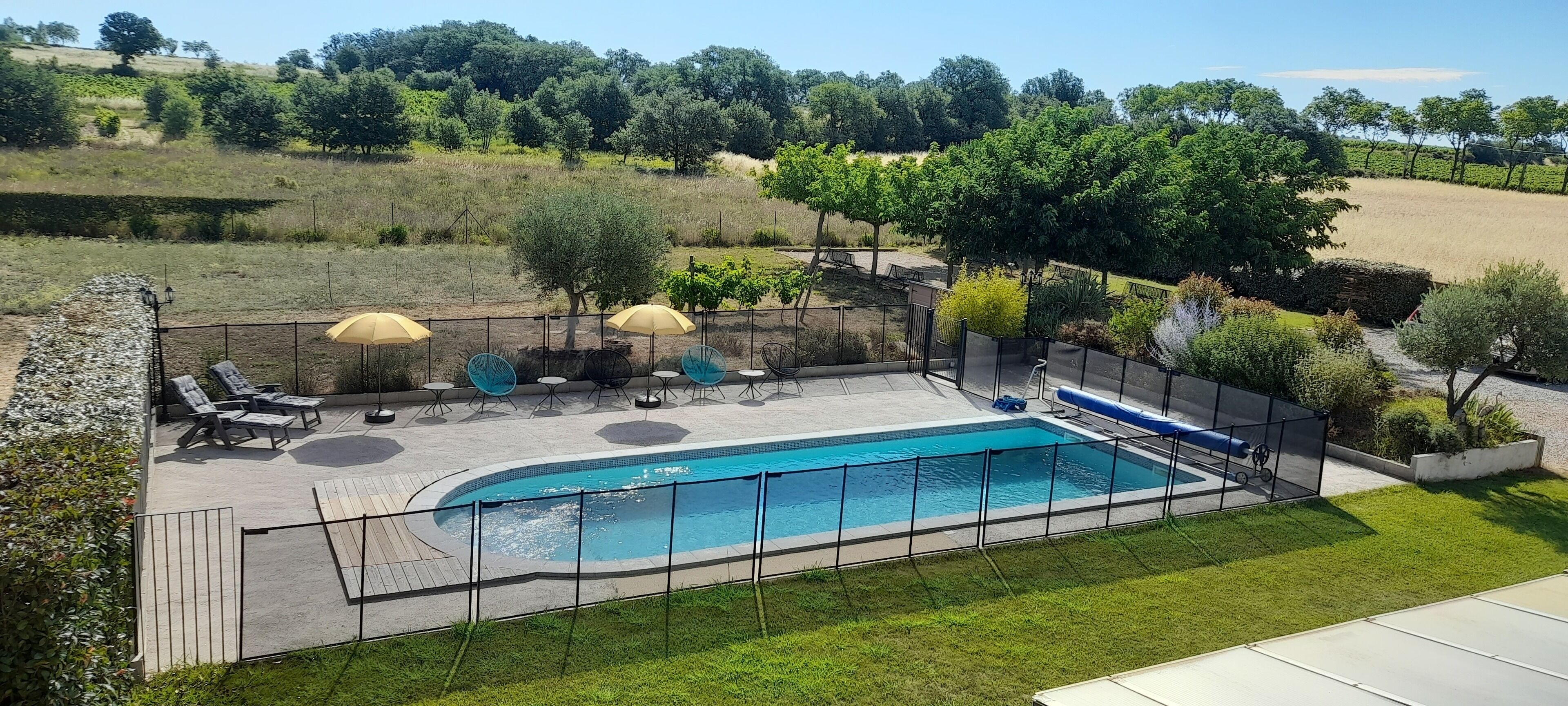 2 apartments in a guest house with swimming pool