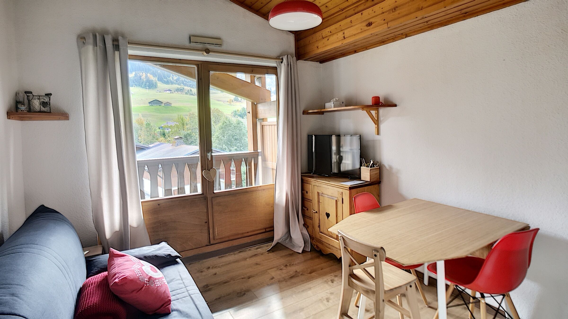 Pretty studio + newly renovated night corner, approx 21m².  Equipped for 3 peopleLayout :- a living