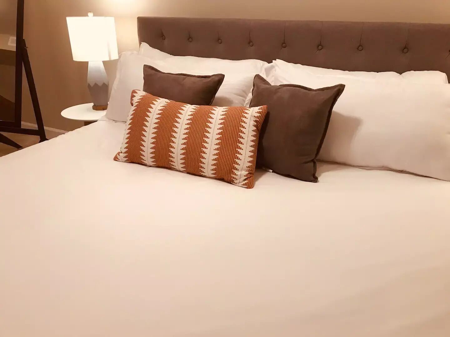 Cozy Lakefront Basement Studio