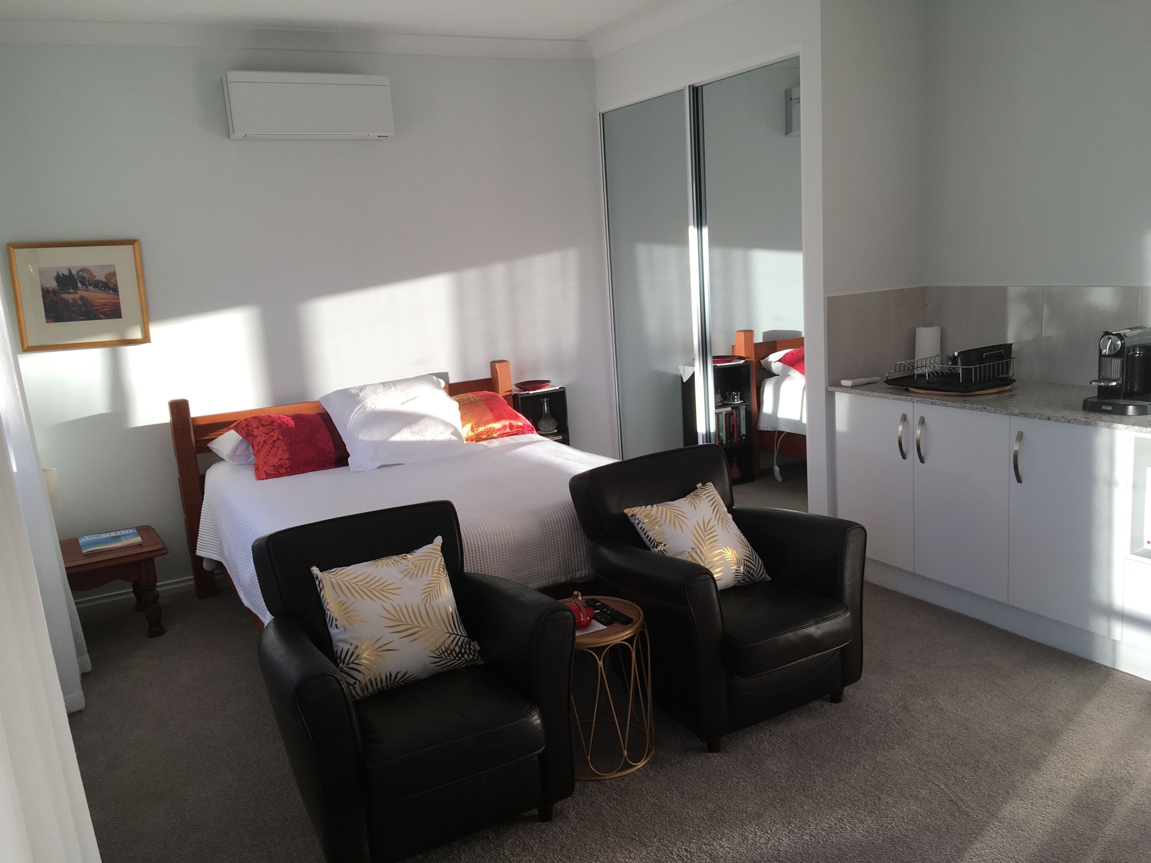 DELUXE STUDIO  IN THE ADELAIDE HILLS