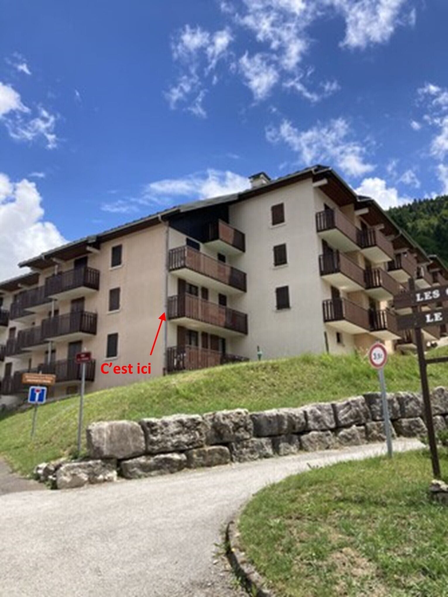 In the heart of the village, at the foot of the slopes and hiking trails