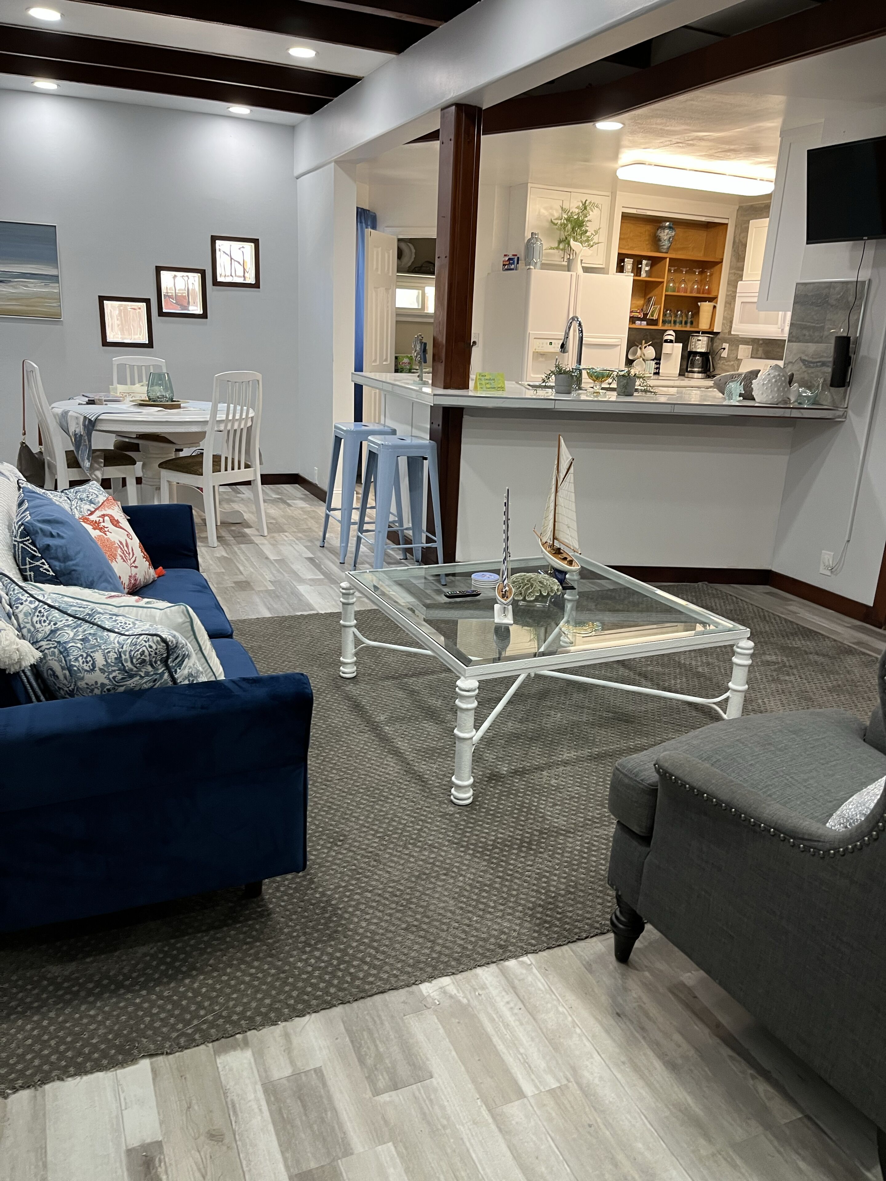 Seabreeze in the Valley/spacious 822 sq.ft.