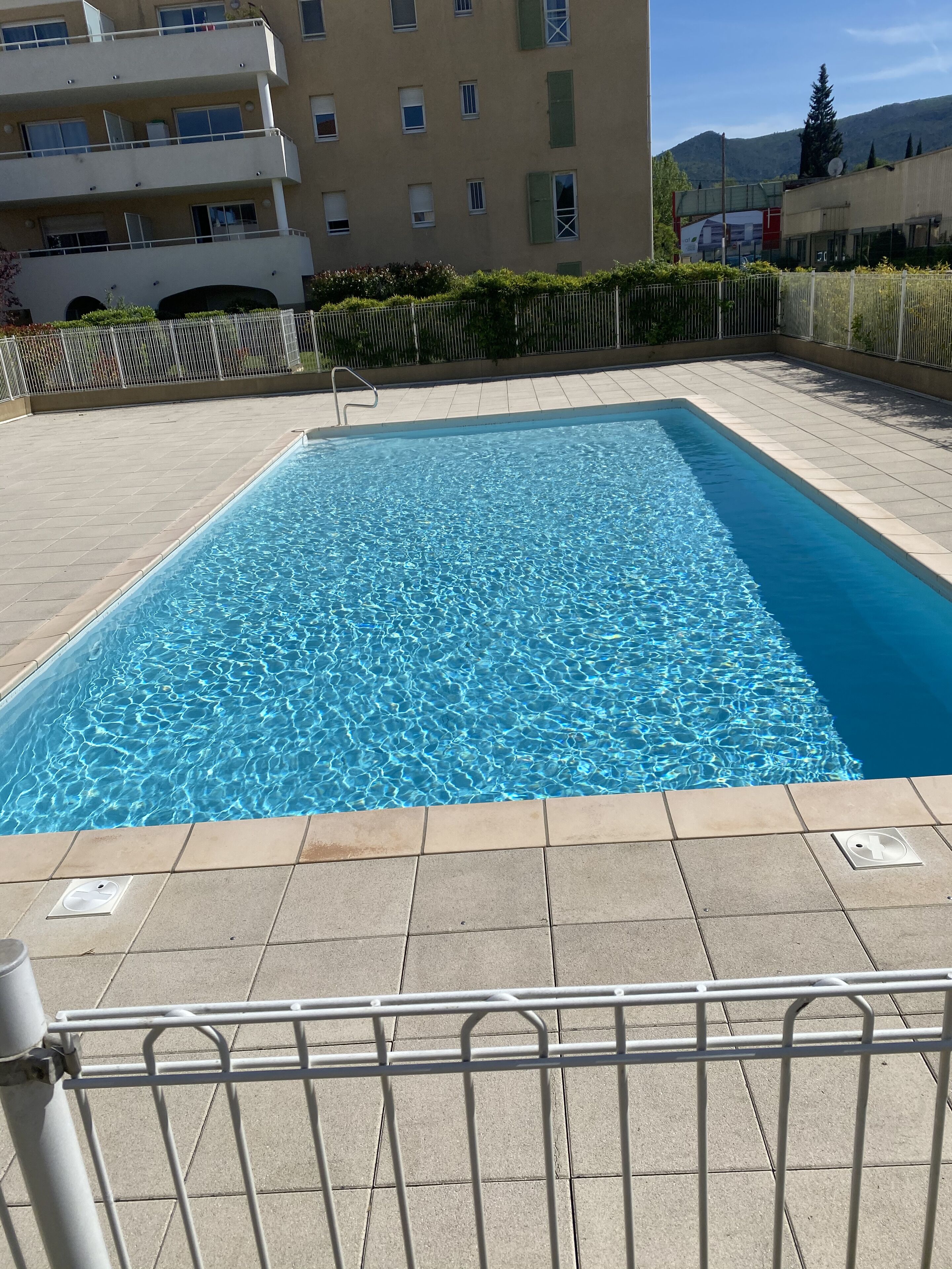 studio swimming pool ideal location