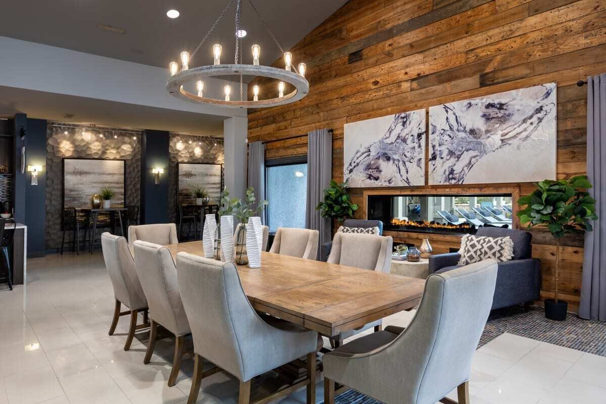 Beautiful LAKESIDE/POOL/GYM/ Apartment Central Location