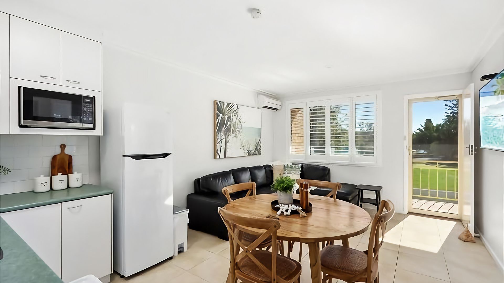 Ernorna Court is a beautifully renovated, clean and bright apartment facing the Kalang River in Urun