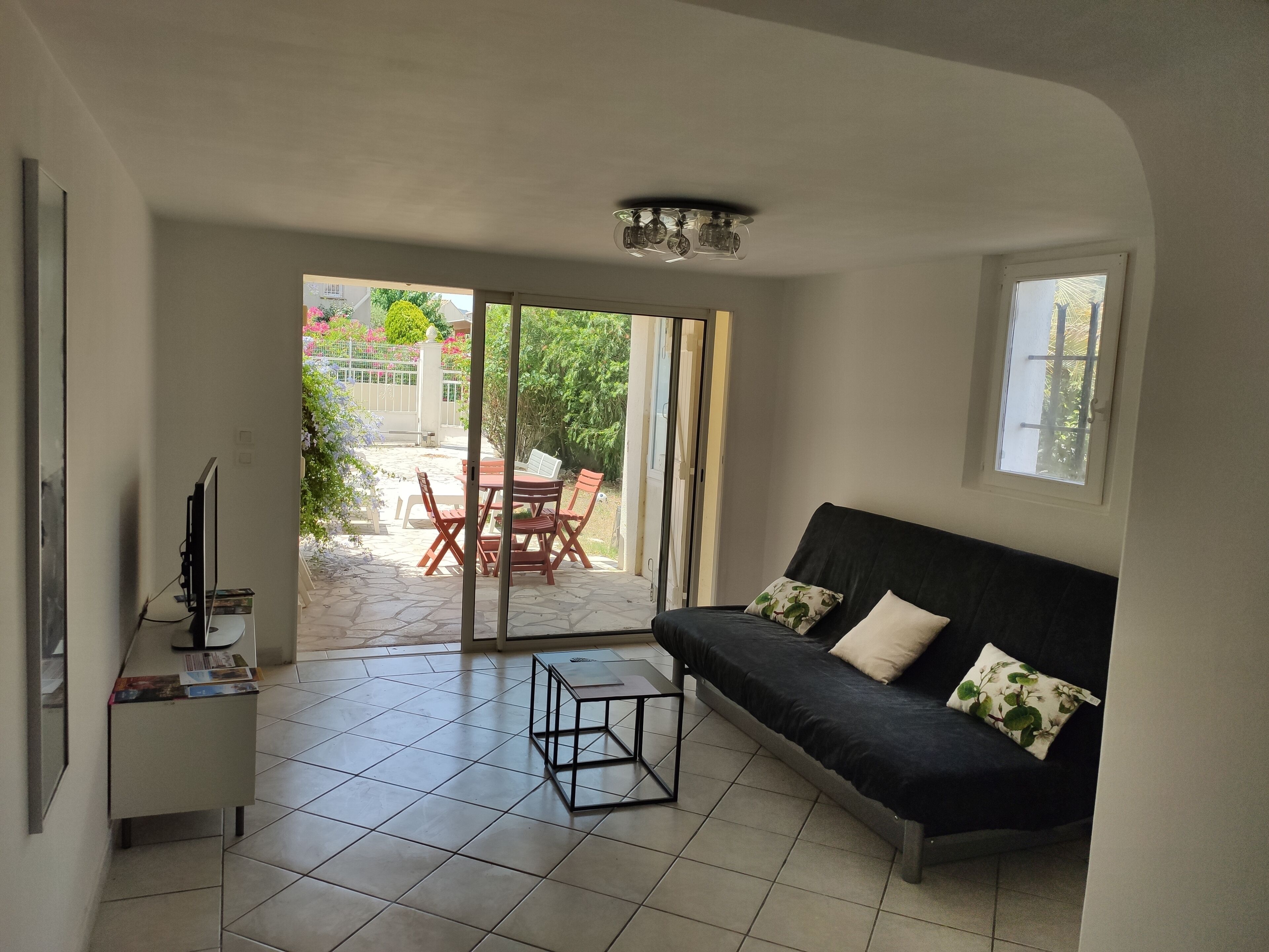 T2 apartment on the ground floor of a house
