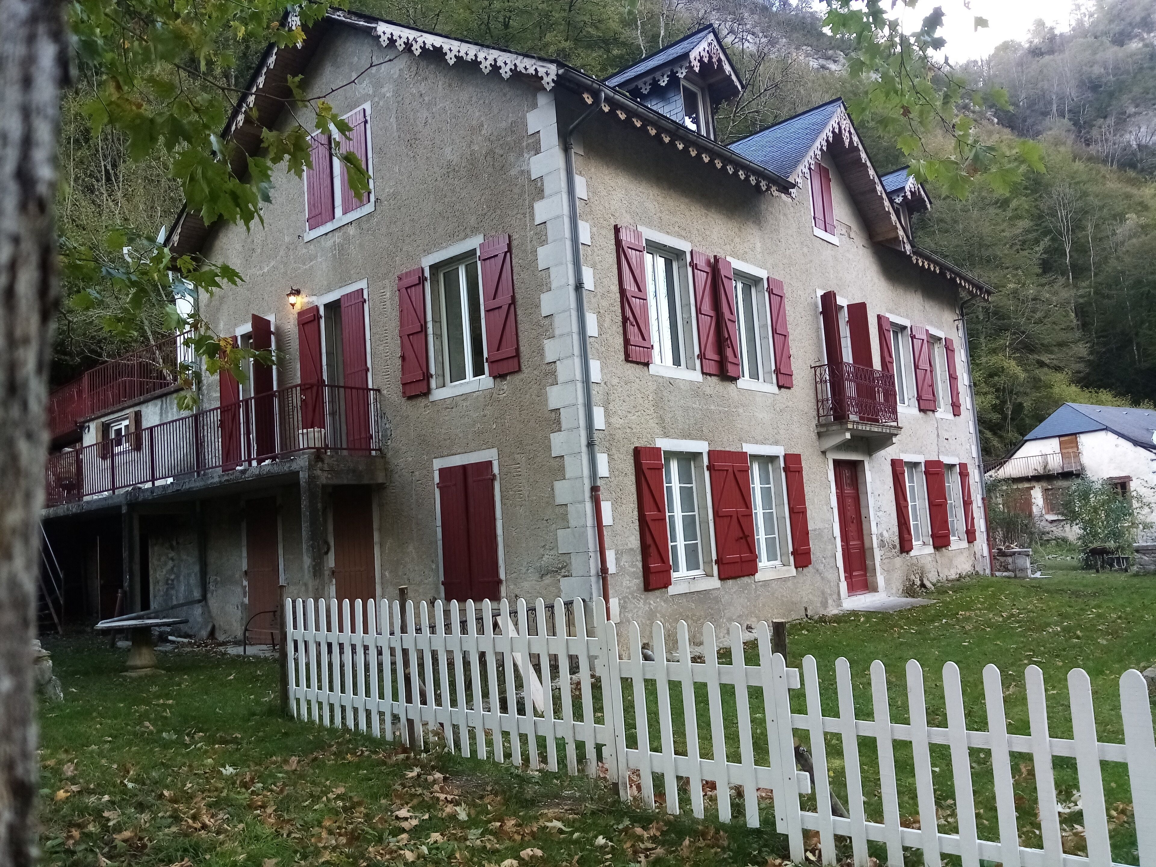 PLEASANT APARTMENT WITH SPORTED PARK IN A VILLA IN THE OSSAU VALLEY