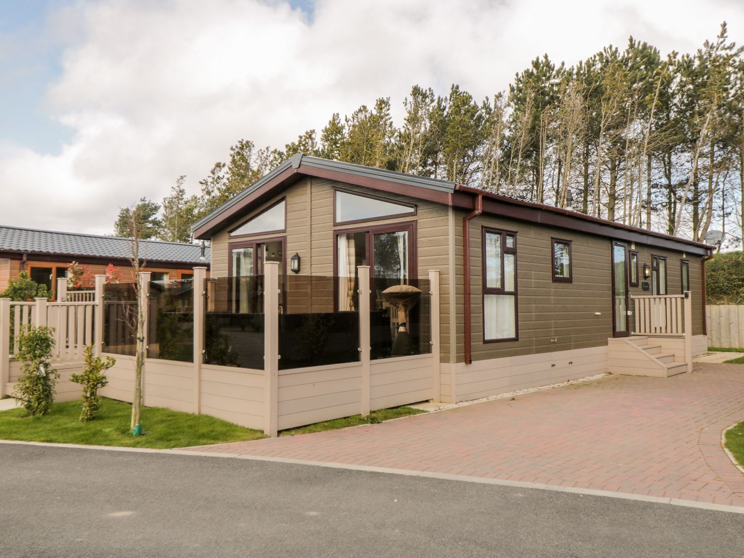 ROCKPOOL RETREAT, pet friendly, luxury holiday cottage in Hinderwell