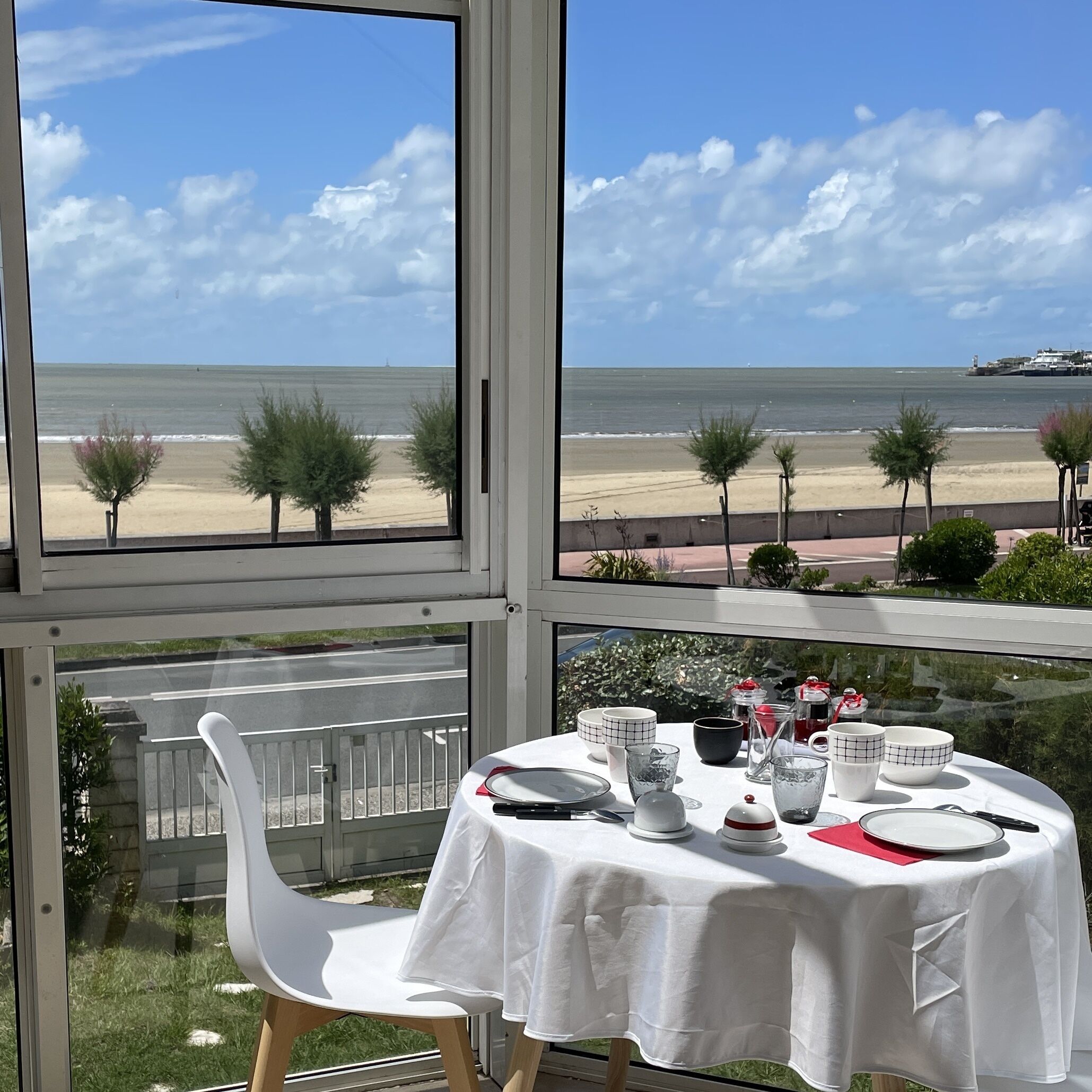 Room in a beach house, free breakfast