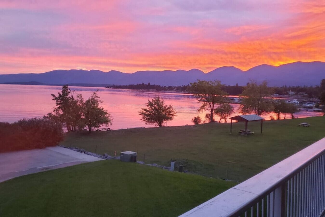Lovely 2 Bedroom Condo! Free Wi-Fi! Day Dock! Gym