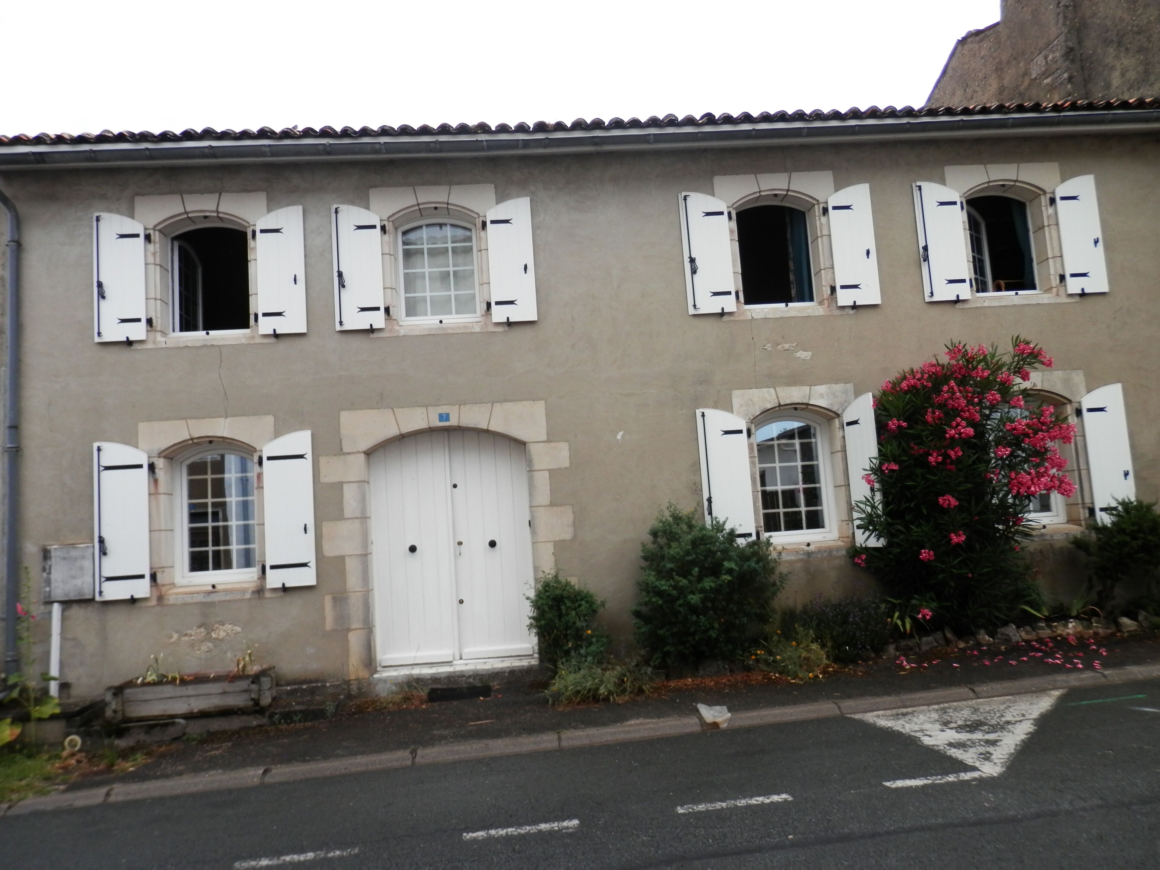Comfortable flat in an old charentaise typical house