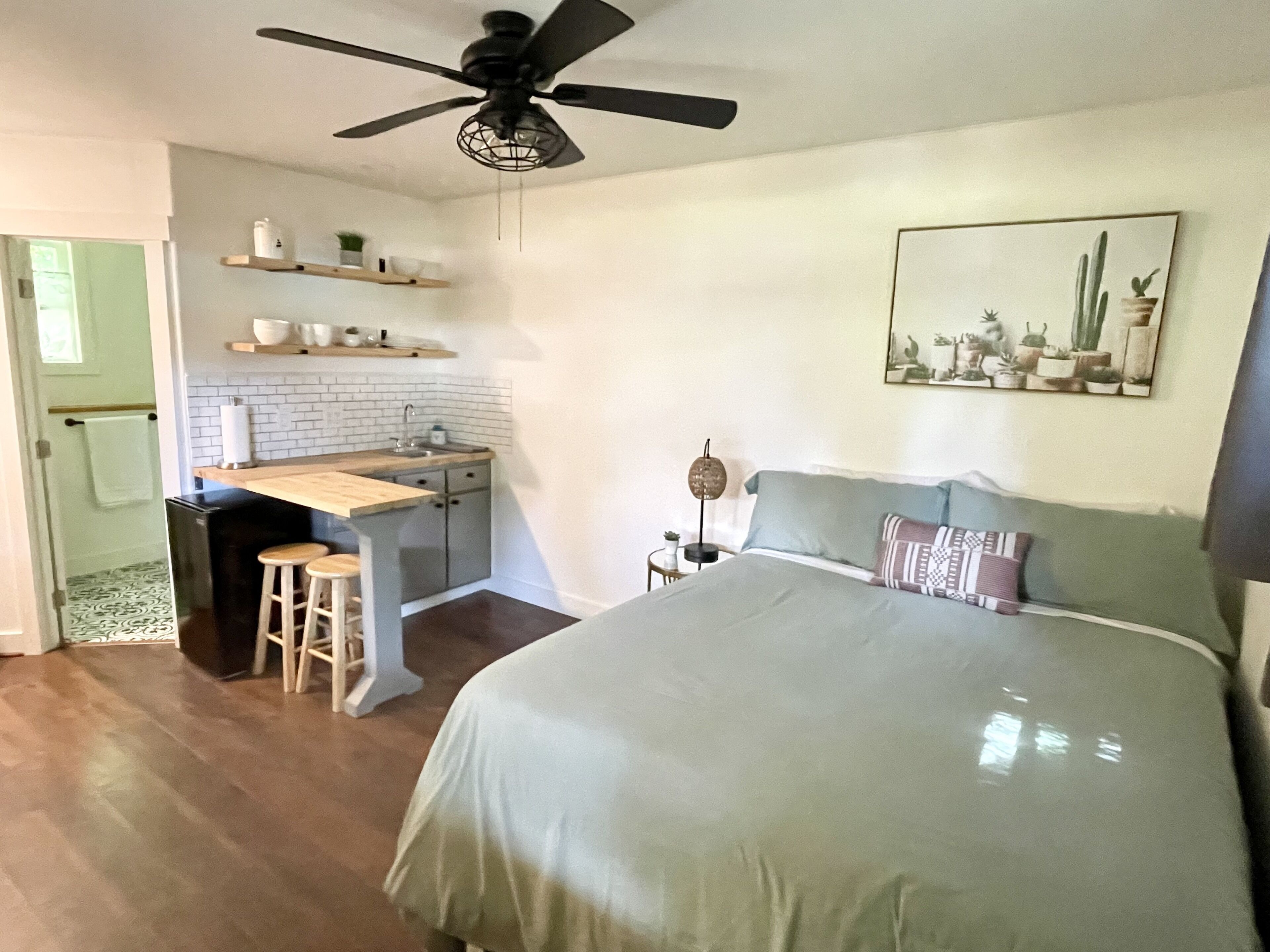 Private guest house-minutes away from Portland, Nike and many more!