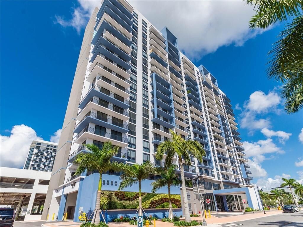 Great Deal Luxury Condo in Downtown Doral, Pool, Spa,Gym, 10minutes from Airport