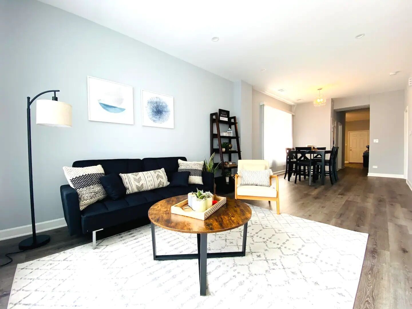 ? Lovely 3-bedroom Condo With Free Parking ?