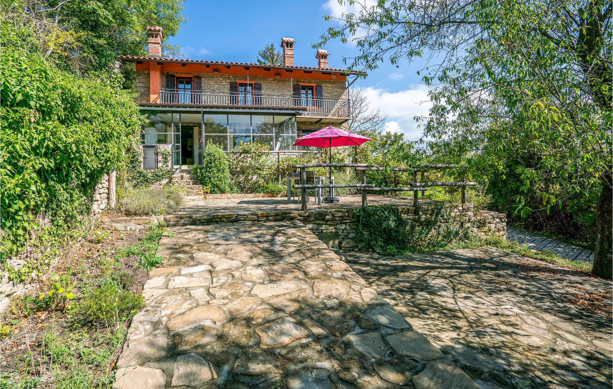 Spend relaxing vacations in the vineyards of Bossolasco.