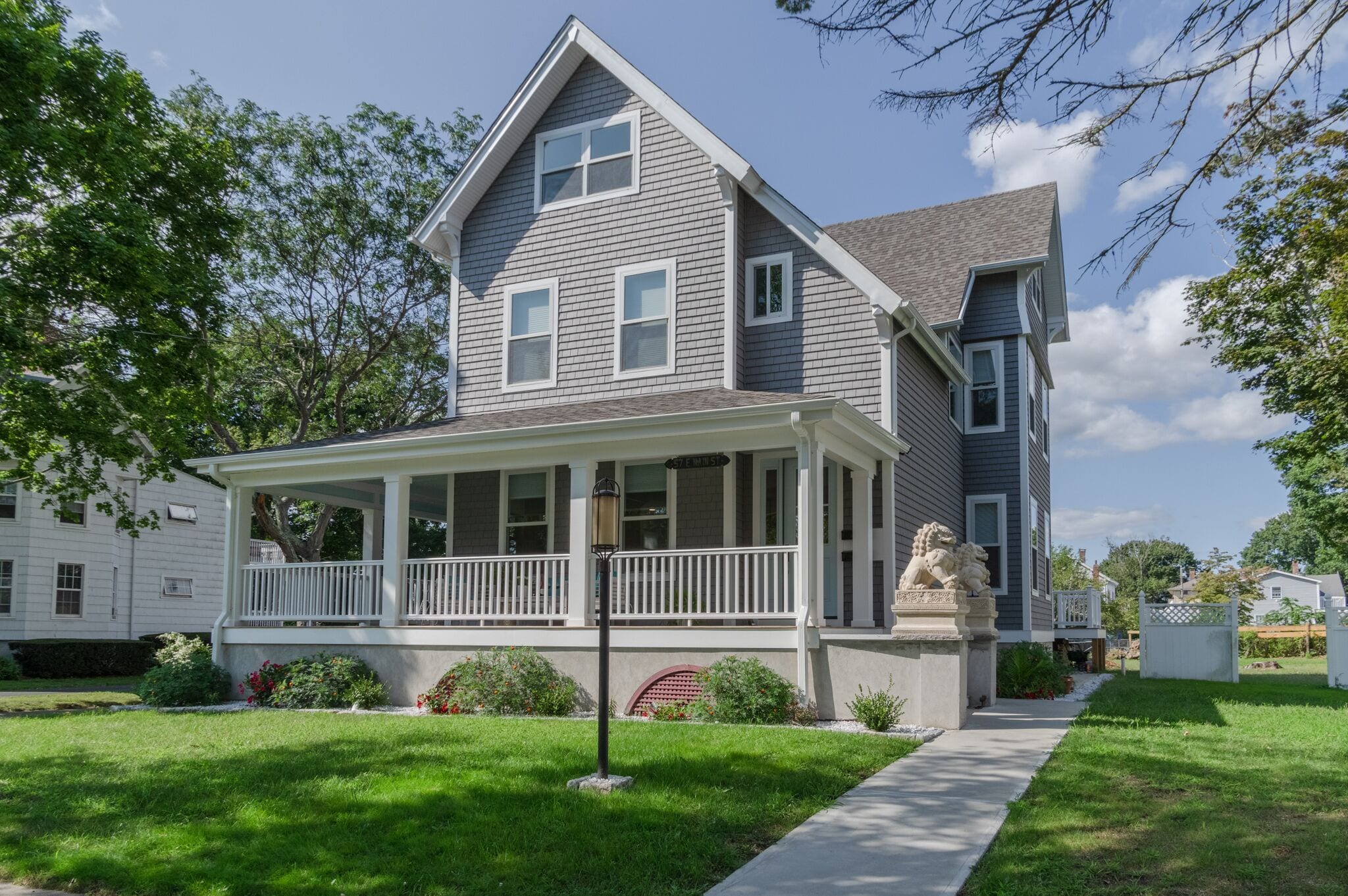 5 Minute Walk to Downtown Mystic!