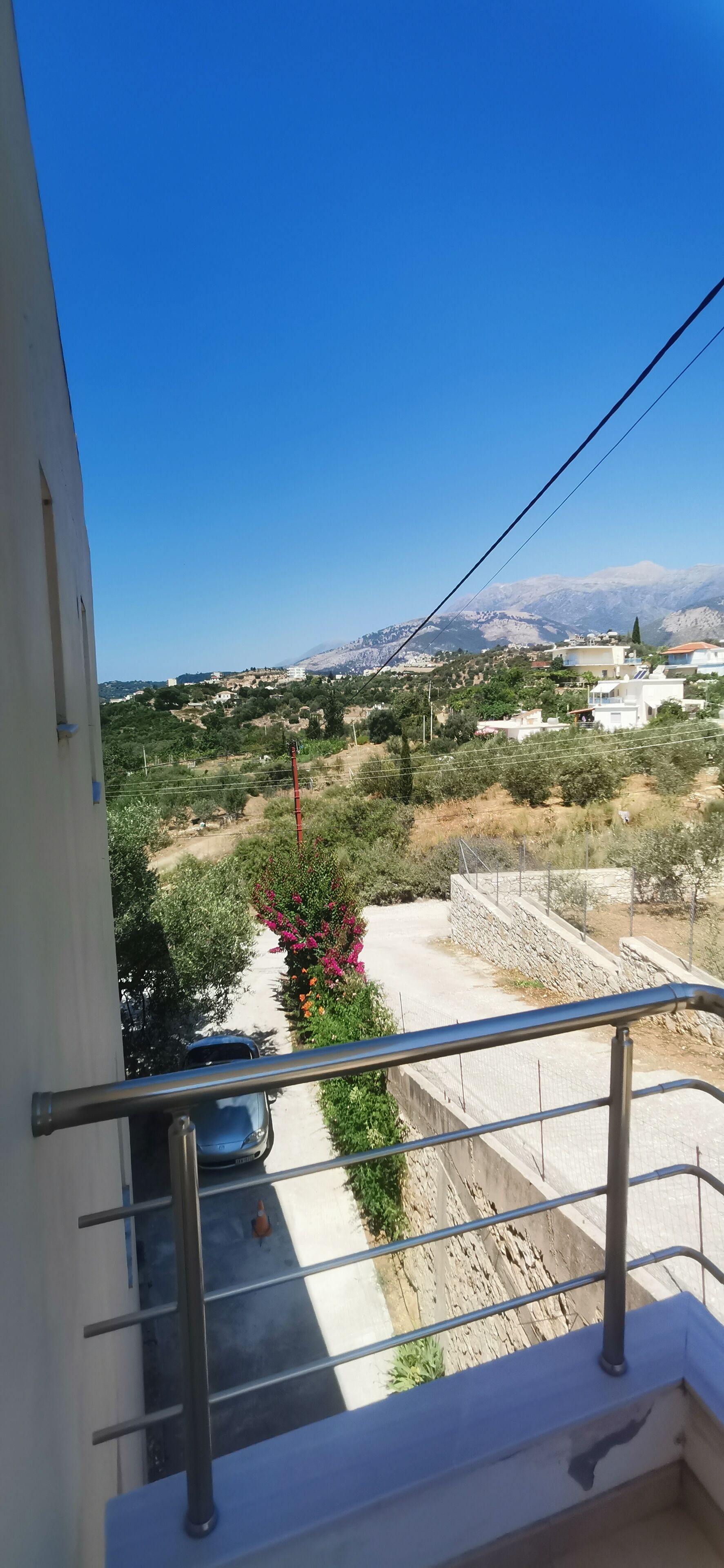 Sea side view, 10 minutes from the shore. Nice and quiet to enjoy your vacation.