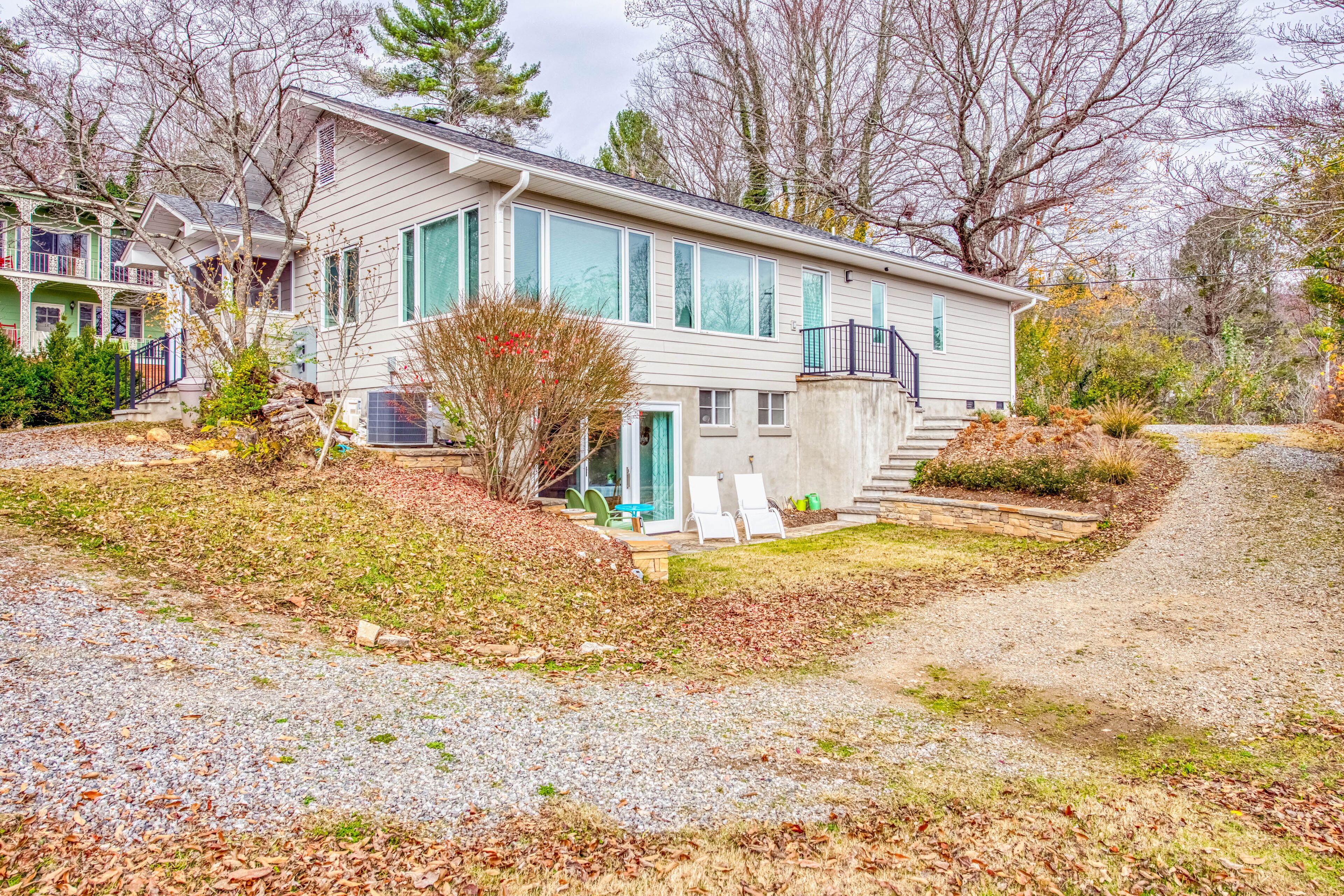 Lake-view studio with full kitchen, partial AC, tennis, pool, & basketball