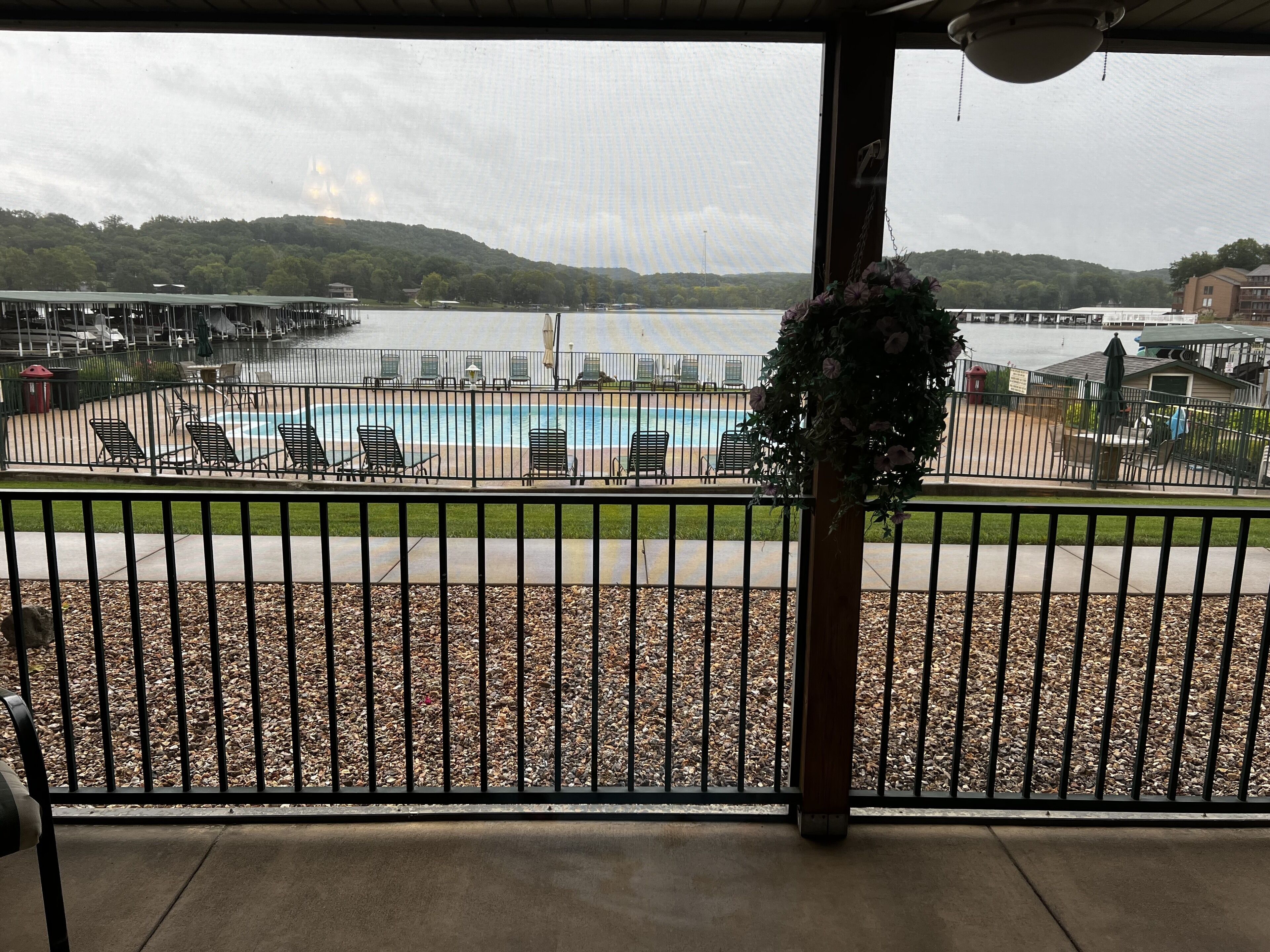 Great walk in (no Steps) condo at beautiful Lake of the Ozarks with lake access 