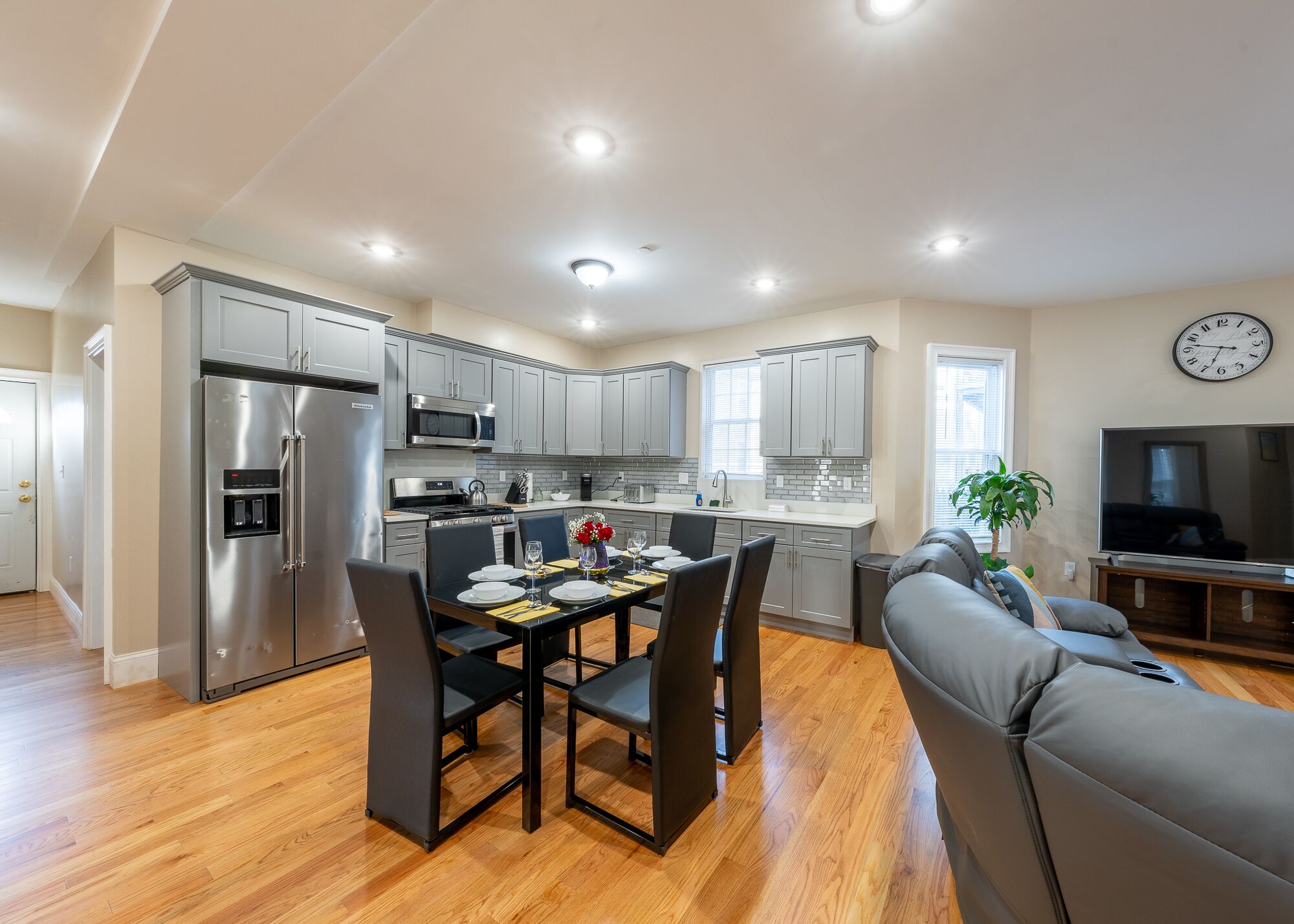 233/1 Entire modern apartment Boston