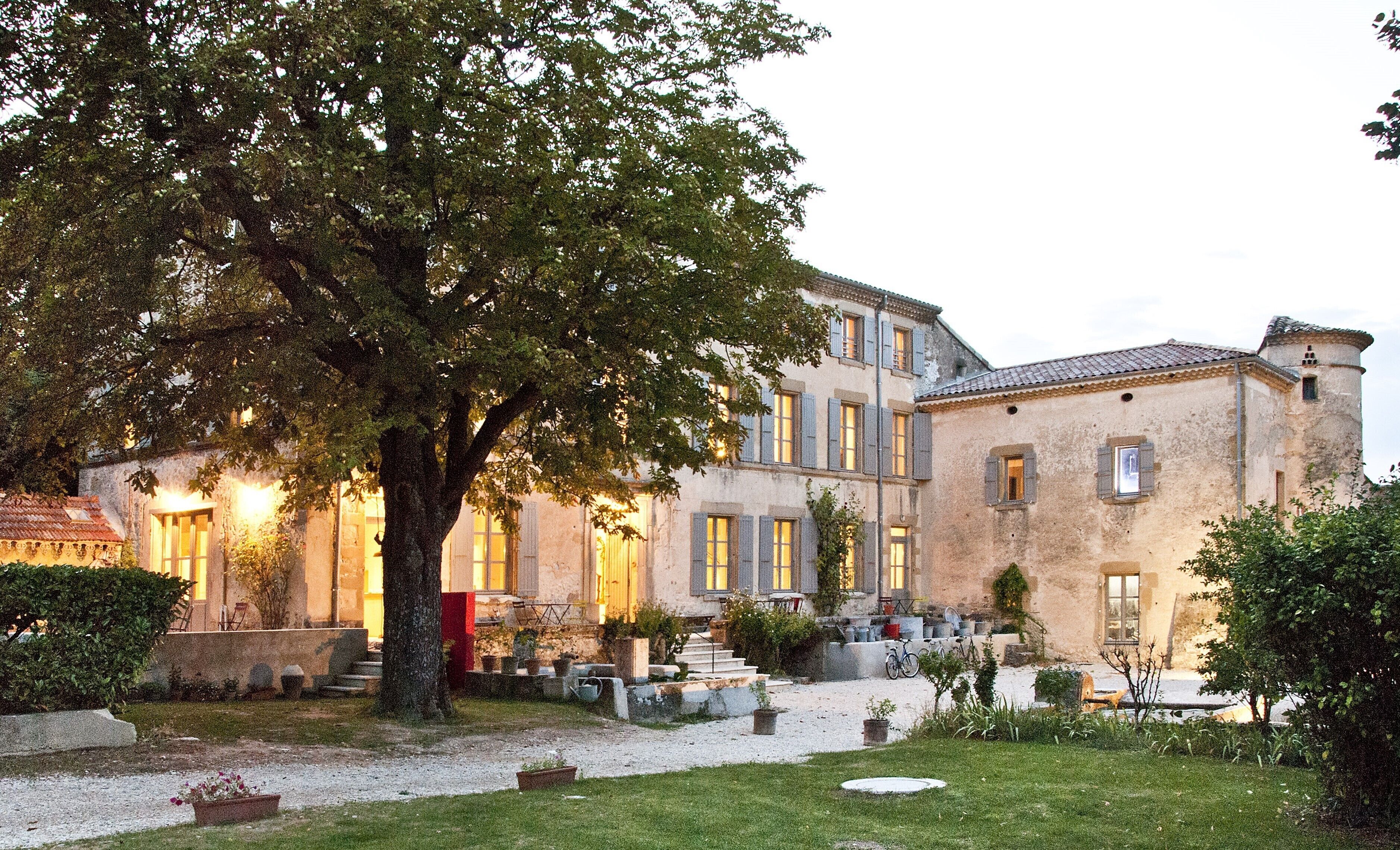 Magnificent 19th century building with swimming pool