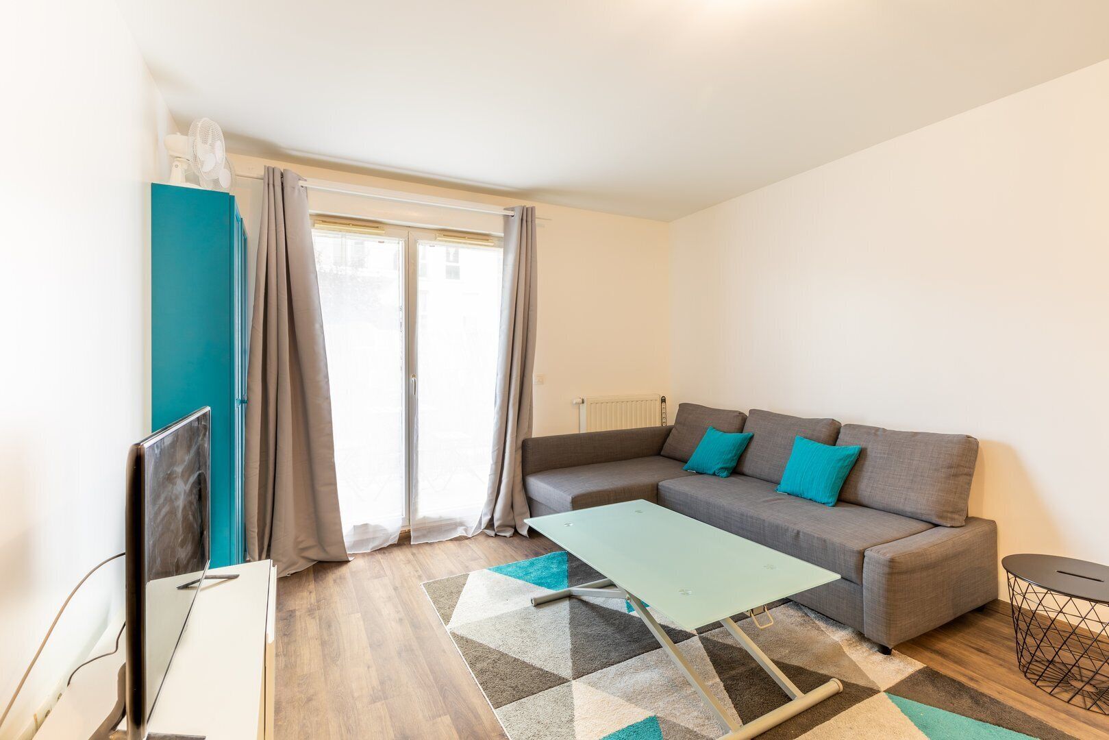 GuestReady - Spacious & Bright 2BR Flat in Creteil (Parking Included)