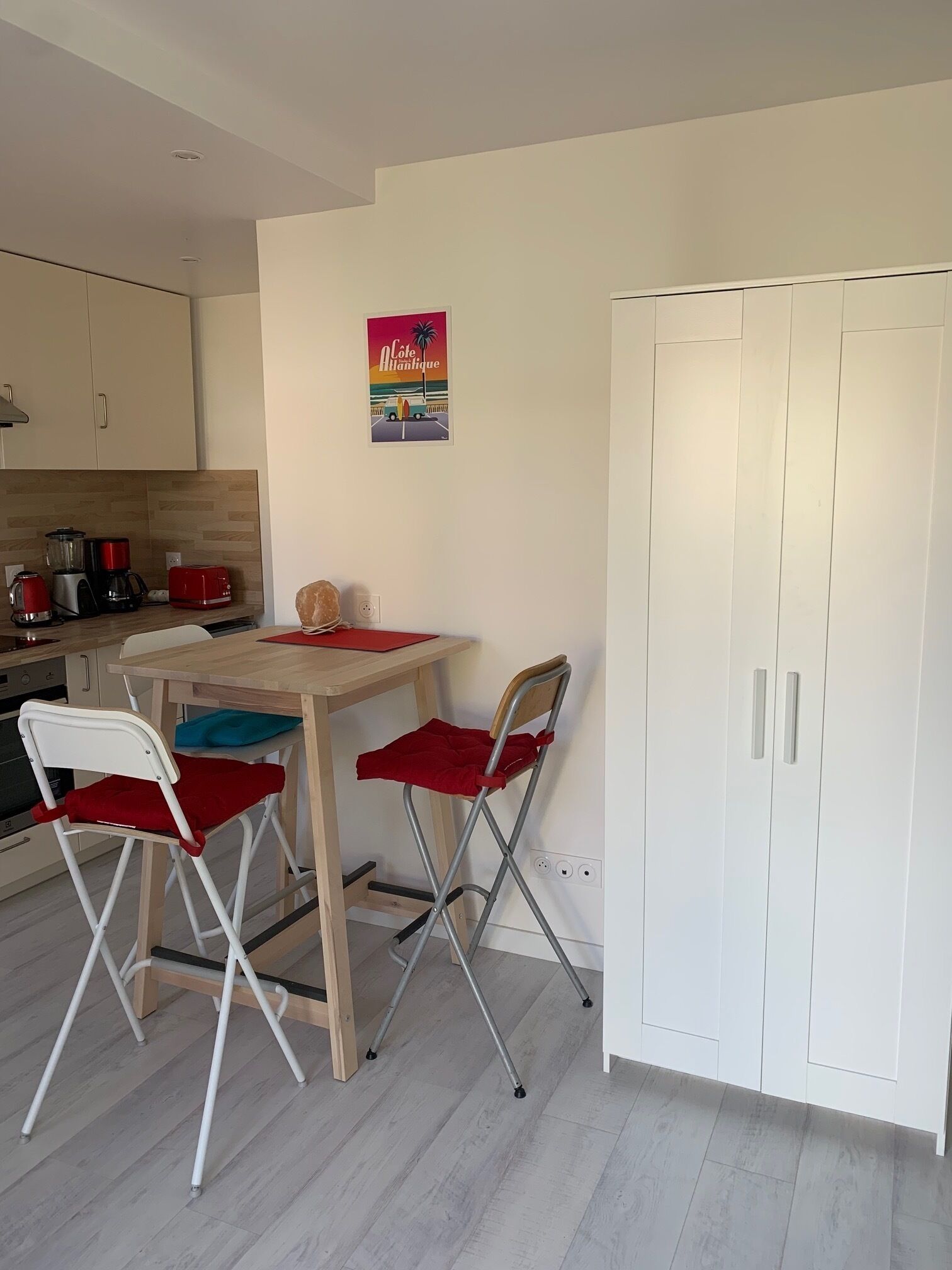 Charming studio on terrace and garden, ten minutes from the beach & the city center.