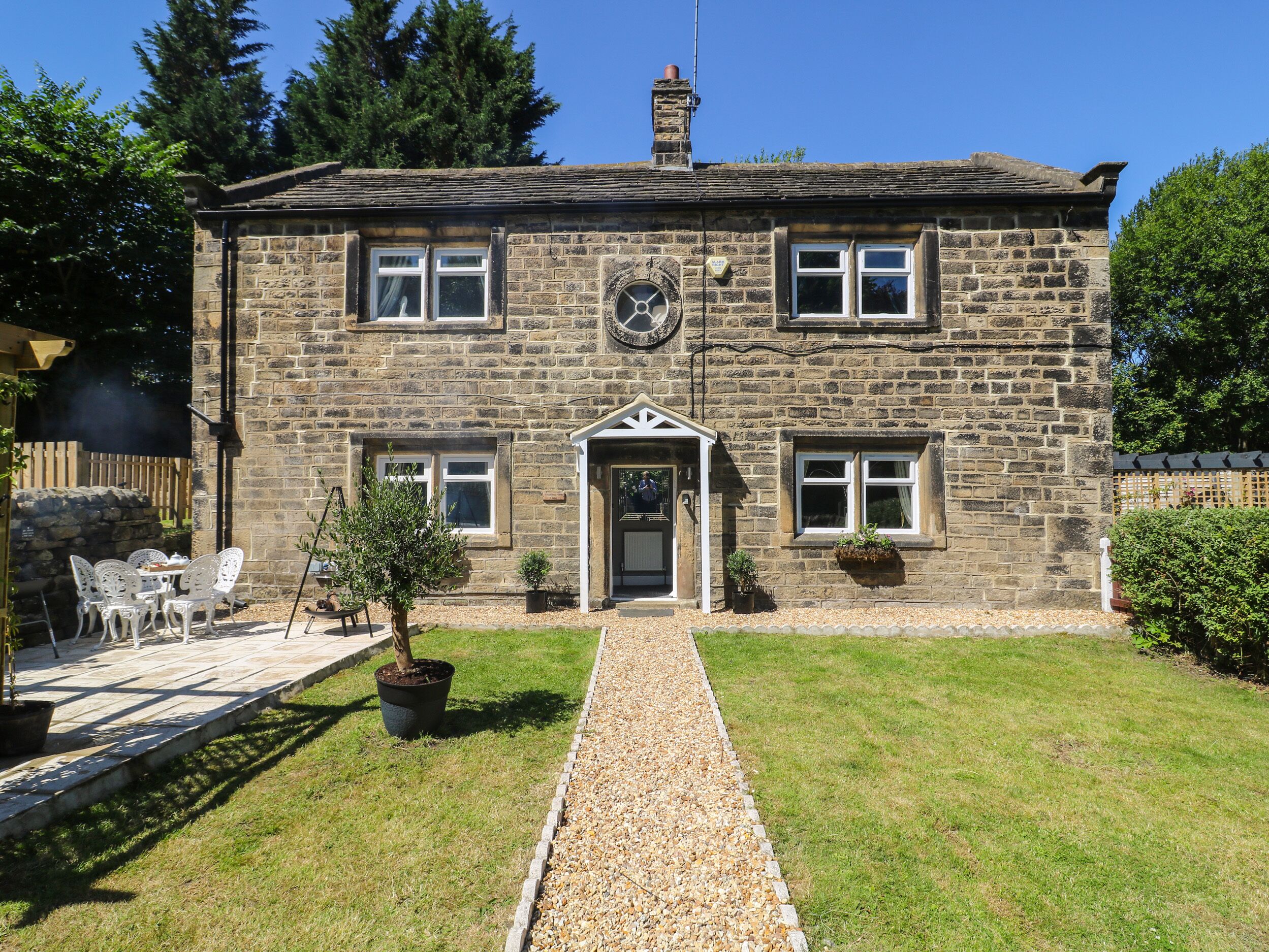 BLUEBELL FARM, pet friendly, character holiday cottage in Baildon