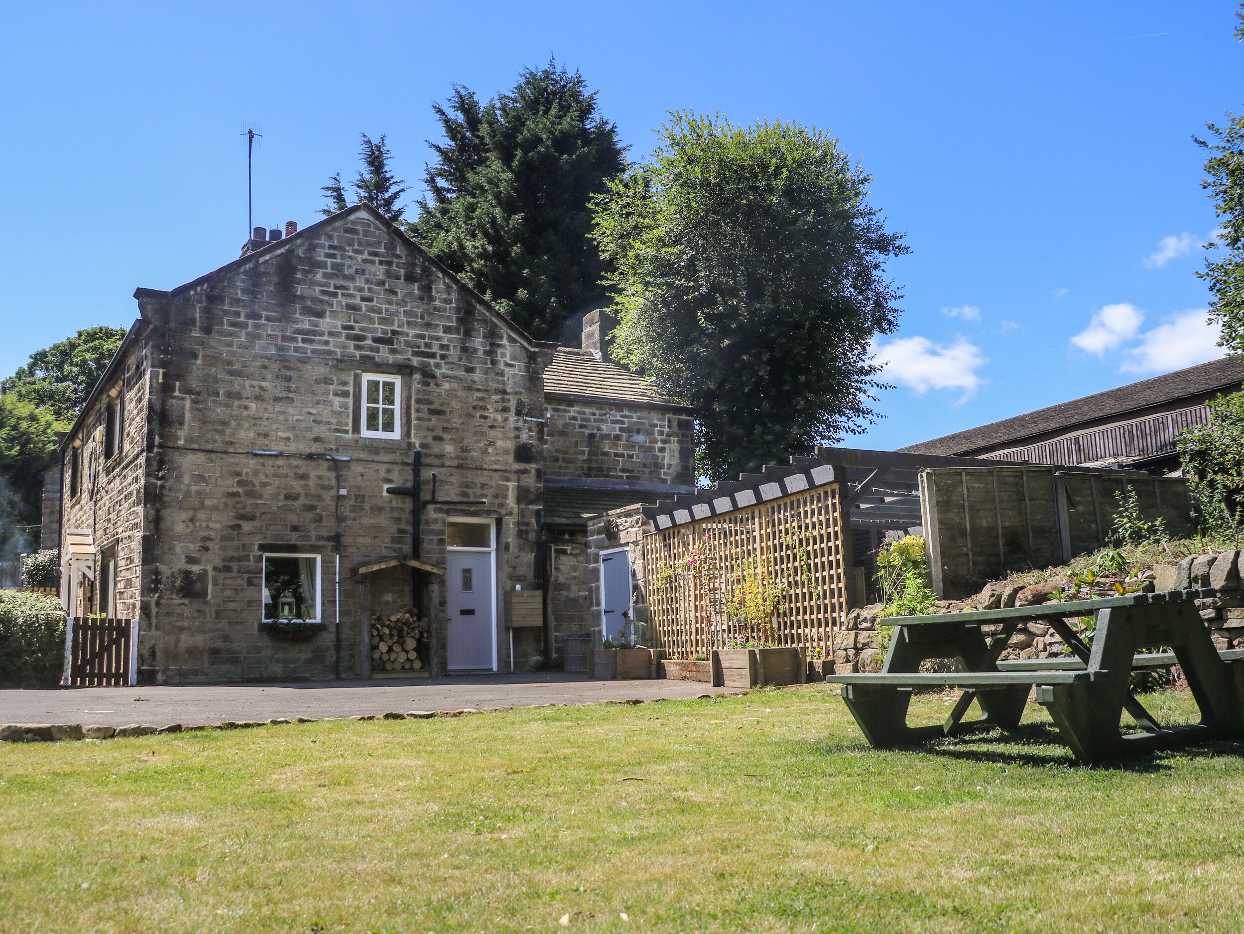 TULIP COTTAGE, pet friendly, character holiday cottage in Baildon