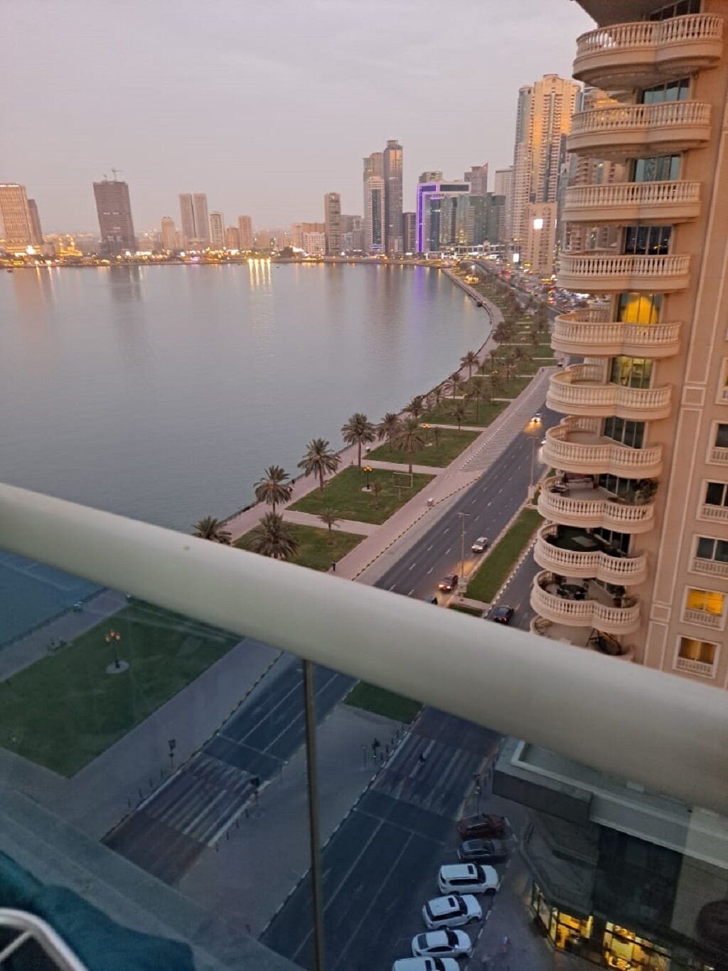 Great creek views on corniche street, 10 minutes drive from Dubai