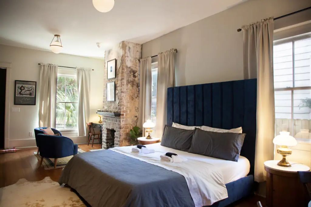 Intimate Library Studio - Minutes from Forsyth Park