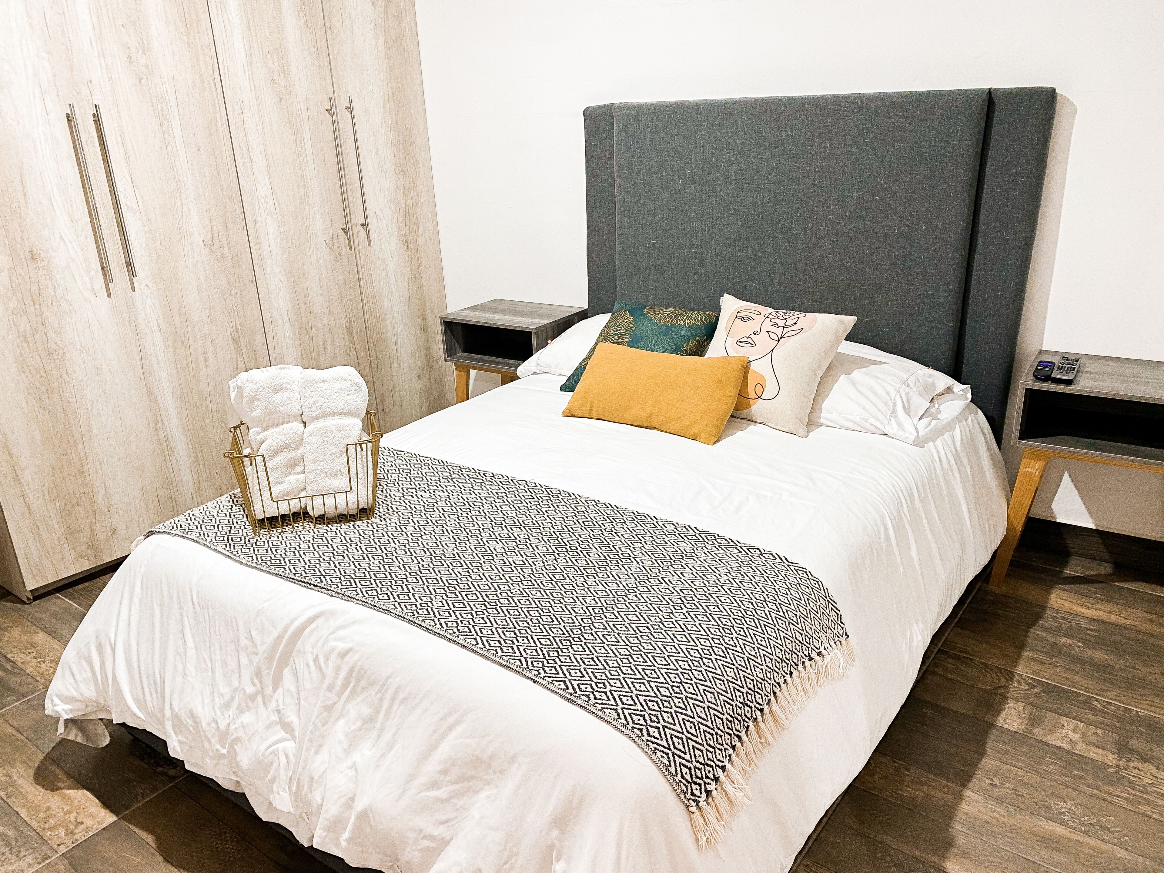 Lovely and cozy boho apartment 5 blocks from the Cathedral