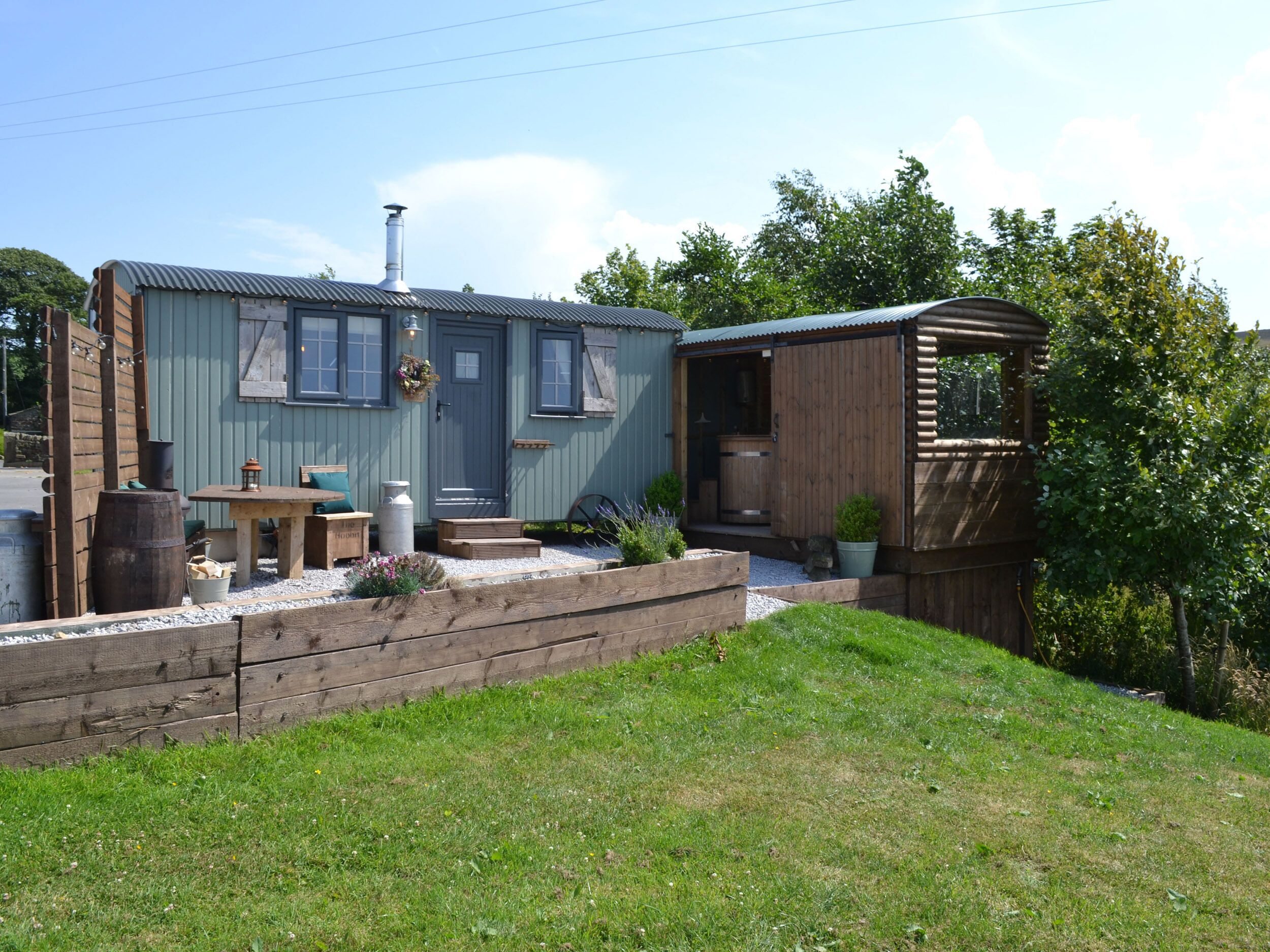 BRACKEN HUT AT COPY HOUSE HIDEAWAY, pet friendly in Earby