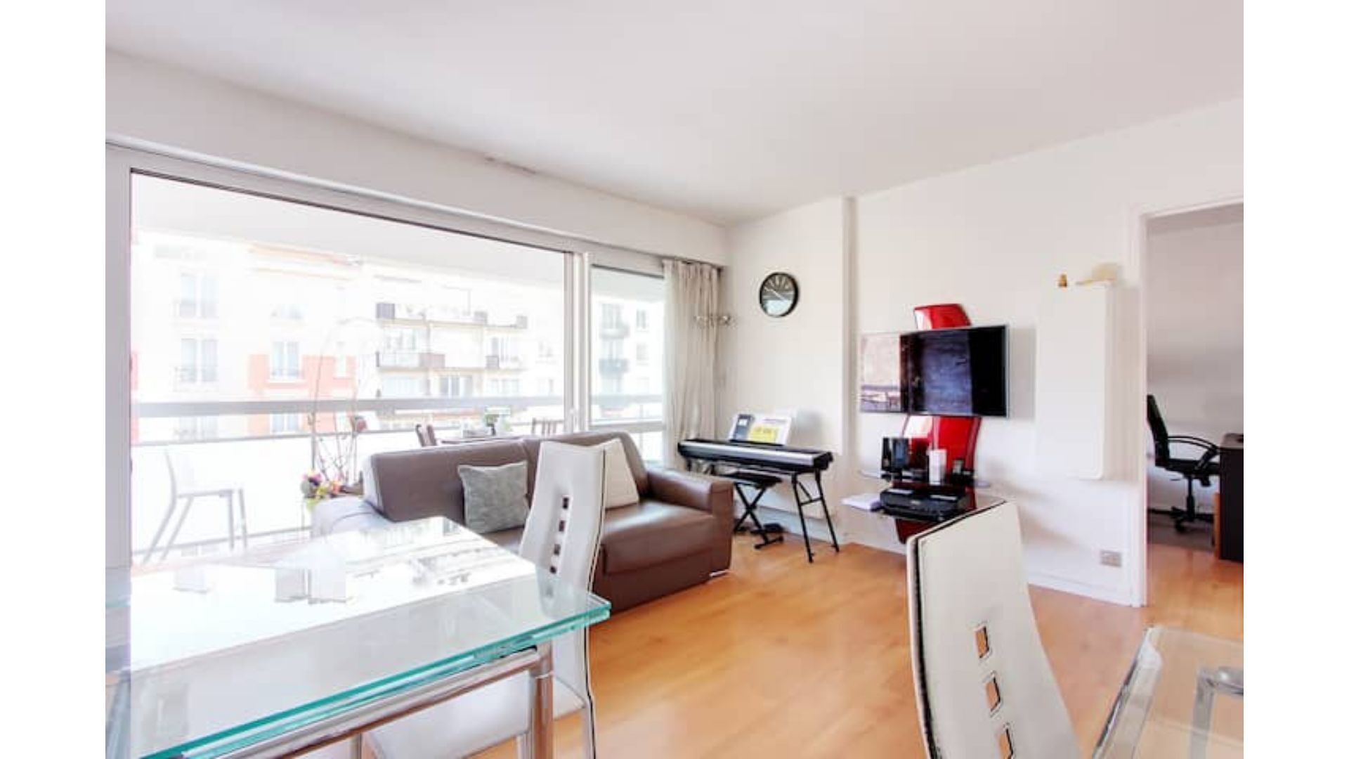 T3, walking distance from the metro, 5min from Paris, all shops