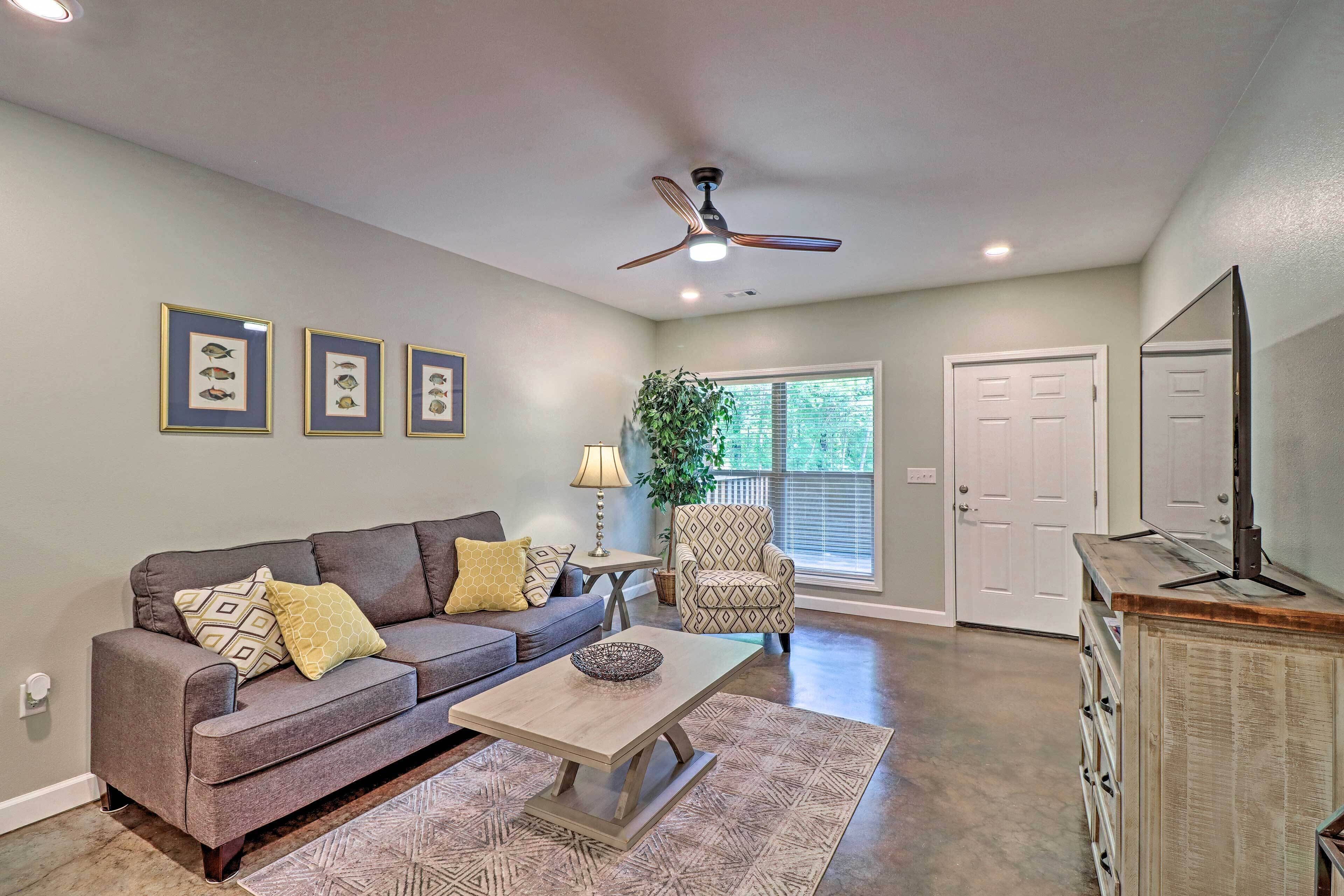 Dtwn Bull Shoals Condo: 1 Mi to Lake Access!