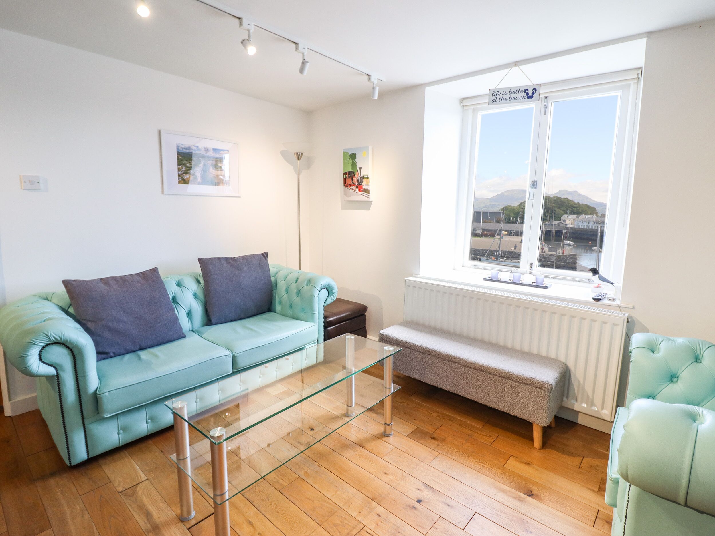 HARBOUR SUITE, pet friendly, character holiday cottage in Porthmadog