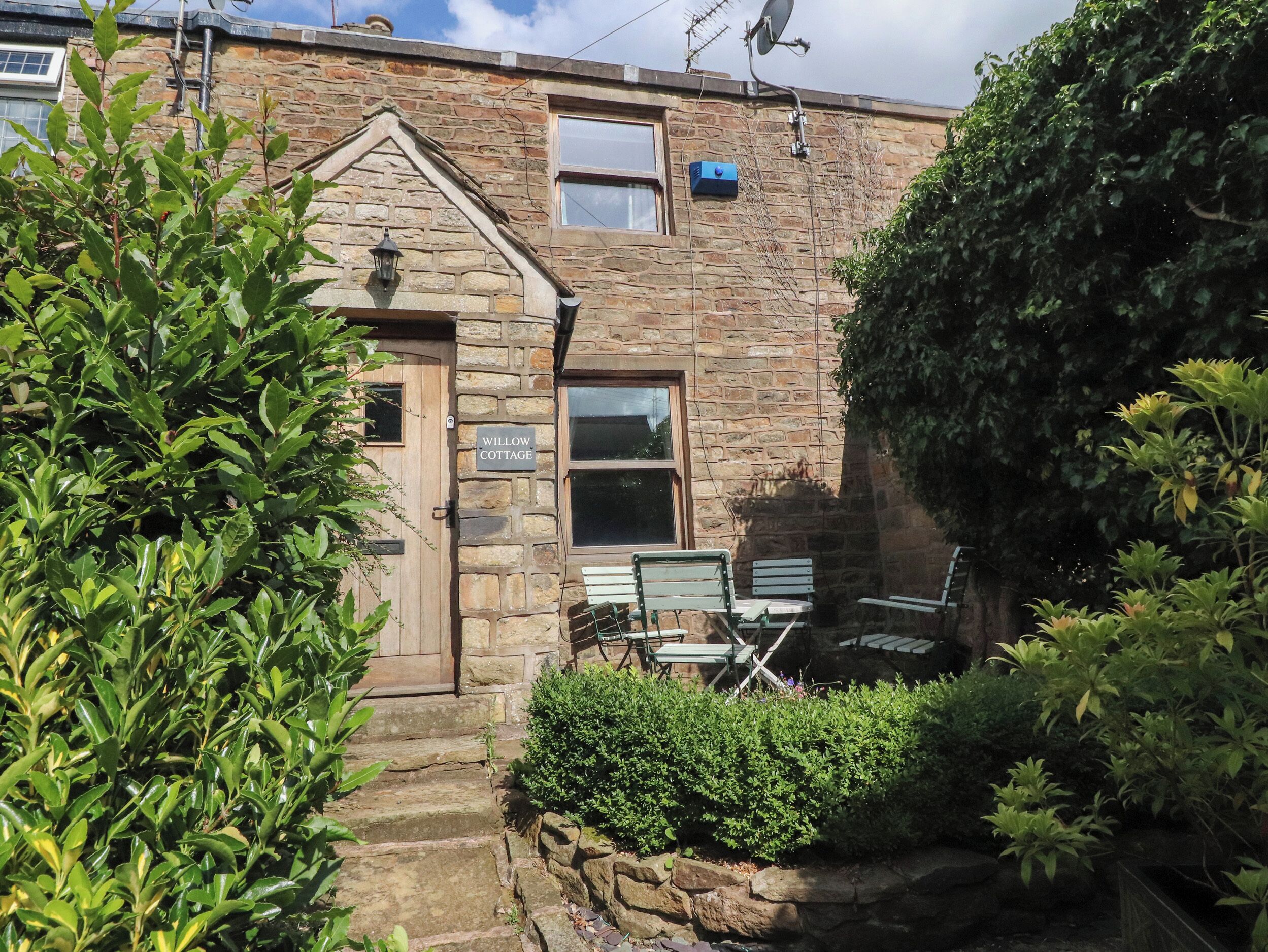 WILLOW COTTAGE, pet friendly, character holiday cottage in Sabden
