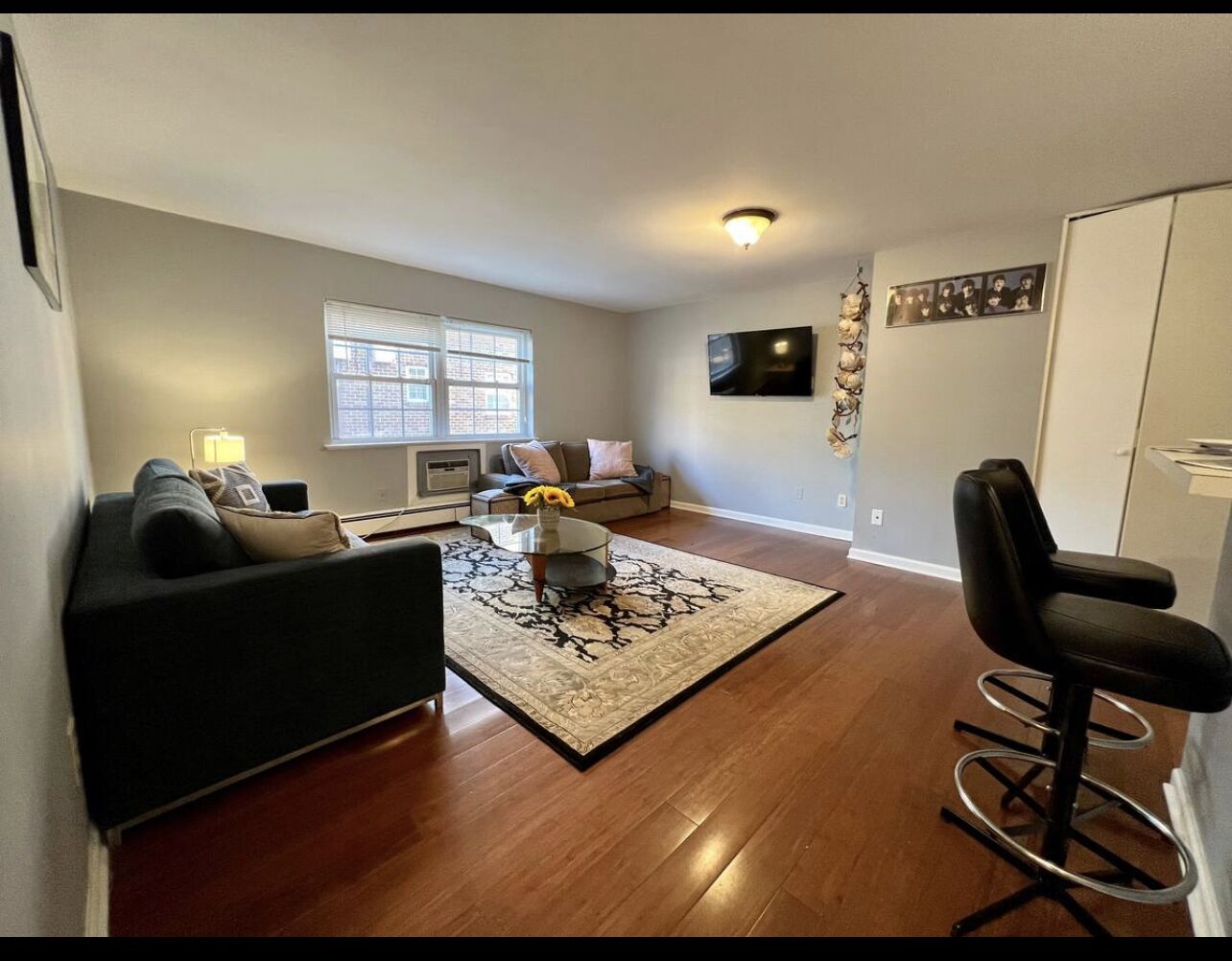 Newly listed 1Bedroom Apartment close to train!
