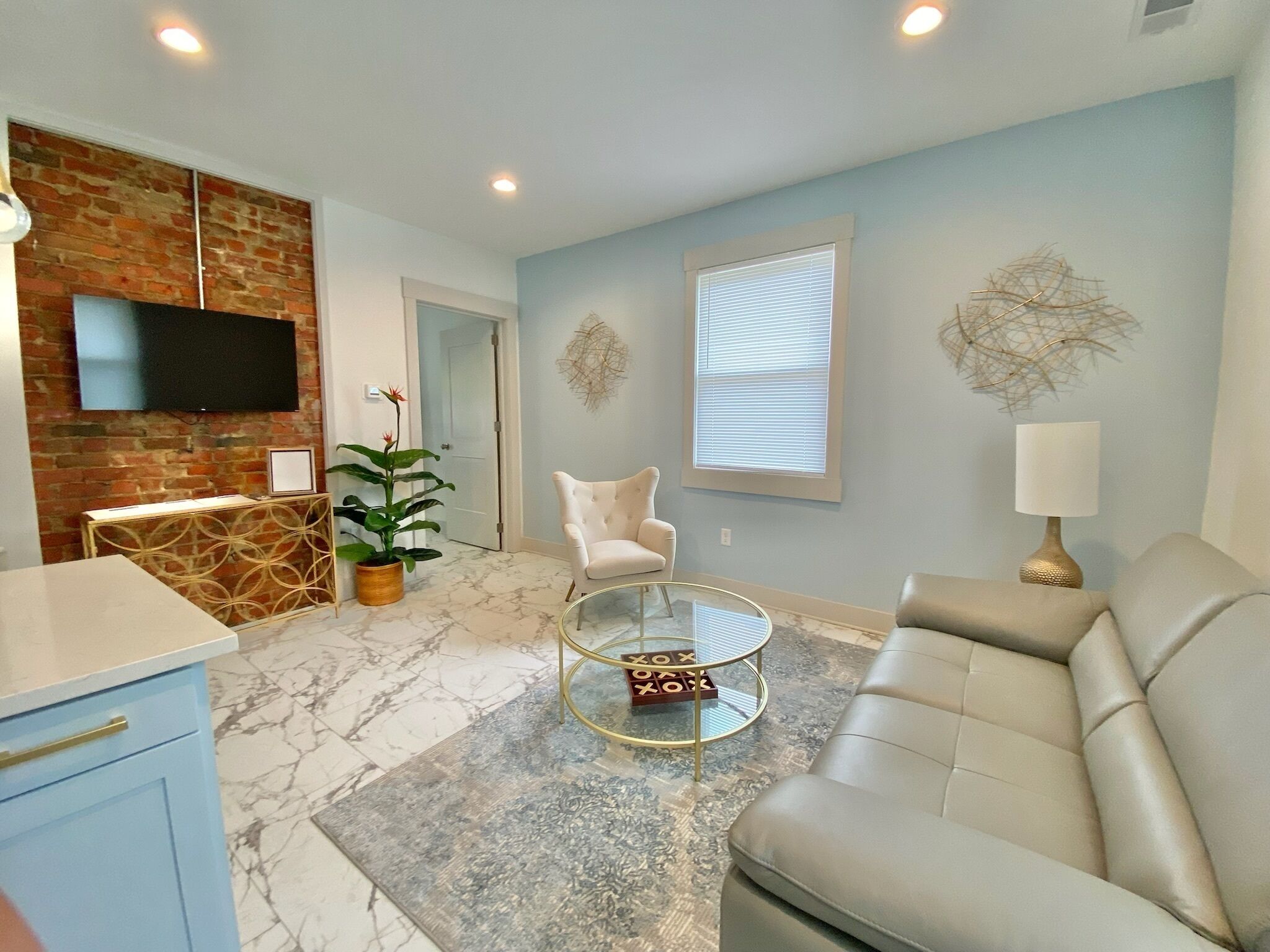 Hidden Gem in plain sight! Adorable 3 Bdrm Duplex near Hospitals & Universities.