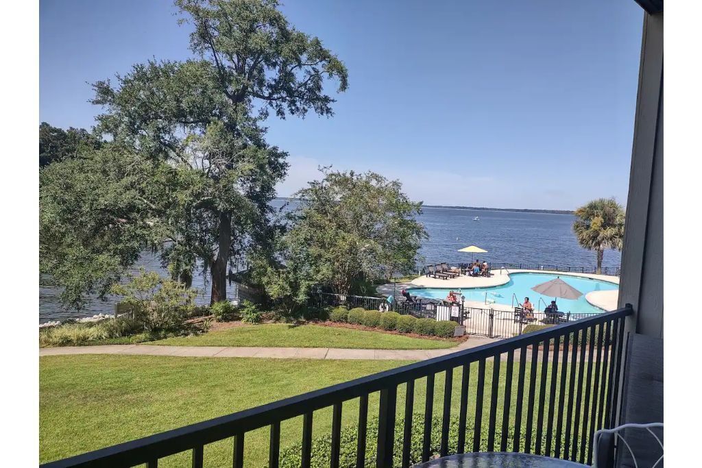 Lovely Condo w/pool, balcony, and lakeside view!
