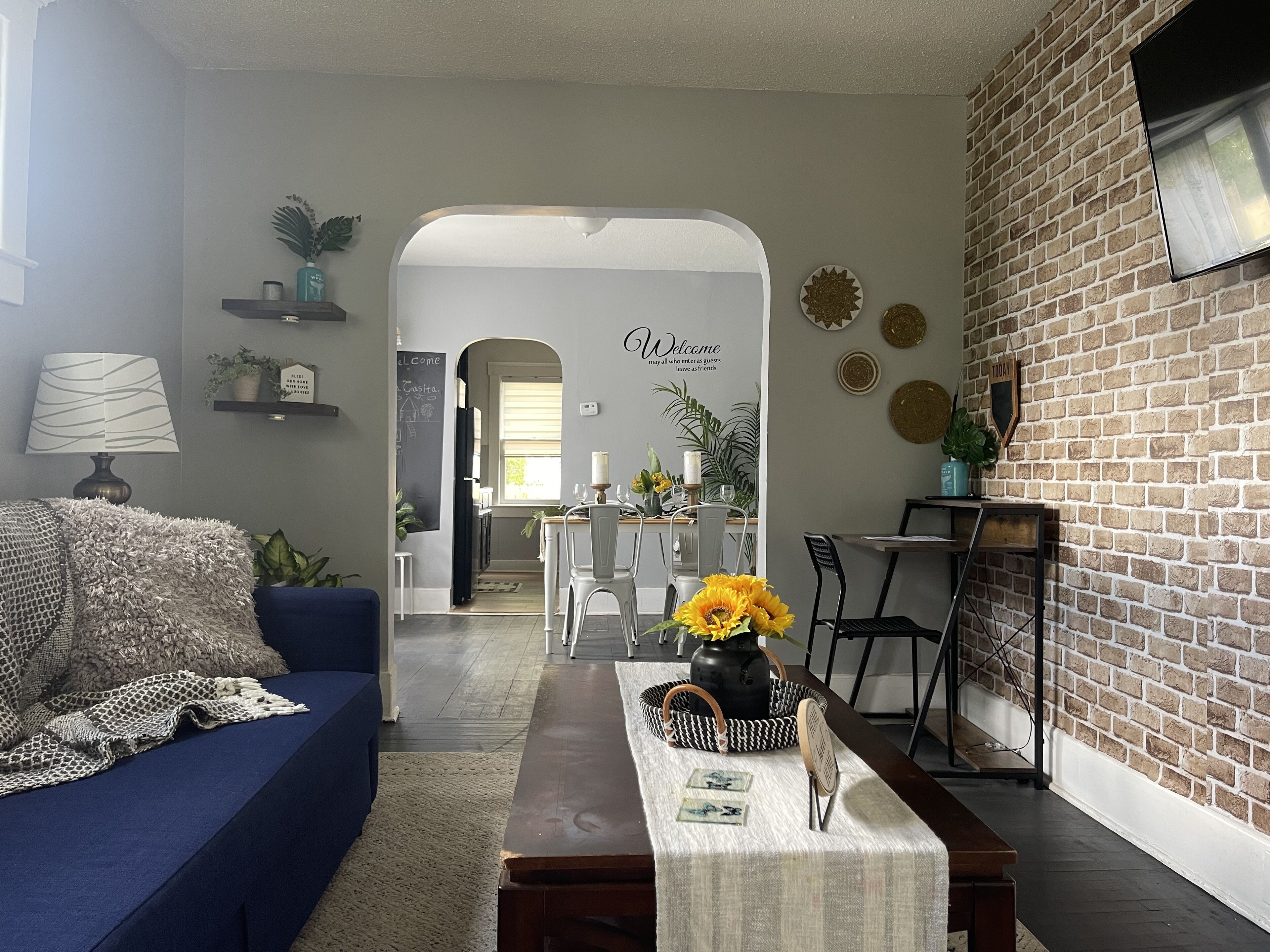 Spacious , clean & private  2 bedrooms apartment🆓Wifi 10 min. downtown Detroit